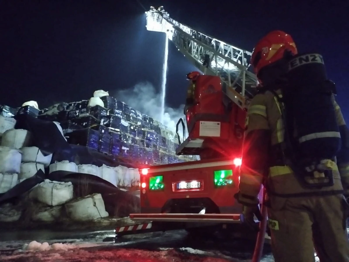 Około godz. 3 w nocy ze środy na czwartek strażacy zakończyli dogaszanie pozaru składowiska odpadów w Płoszowie koło Radomska w Łódzkiem. Z ogniem walczyło 13 zastępów straży pożarnej. Na miejscu była grupa ratownictwa chemicznego, która monitorowała stan powietrza. Starostwo powiatowe w Radomsku apelowało wieczorem do mieszkańców: "Radzimy wstrzymać się od dłuższego przebywania na otwartym powietrzu, aby nie wdychać szkodliwych substancji. Nie wietrzcie mieszkań, zamknijcie drzwi i okna!".