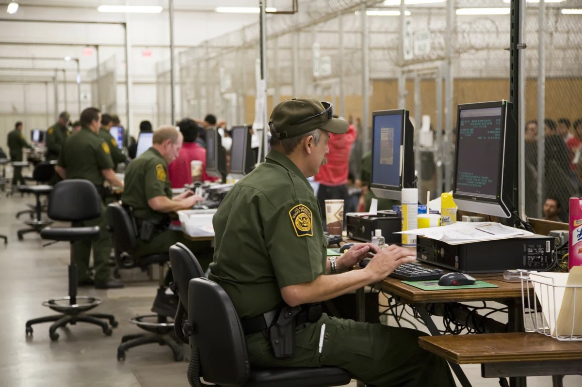Kto powinien obawiać się deportacji ze Stanów Zjednoczonych? "To dotknie każdego, kto przez przypadek znajdzie się w strefie działania służb federalnych. I nie ma uregulowanego pobytu bądź ma jakiekolwiek problemy z prawem" - mówi w rozmowie z korespondentem RMF FM Pawłem Żuchowskim Marek Skulimowski, amerykanista, prezes Fundacji Kościuszkowskiej w Nowym Jorku oraz były konsul RP w tym mieście. 