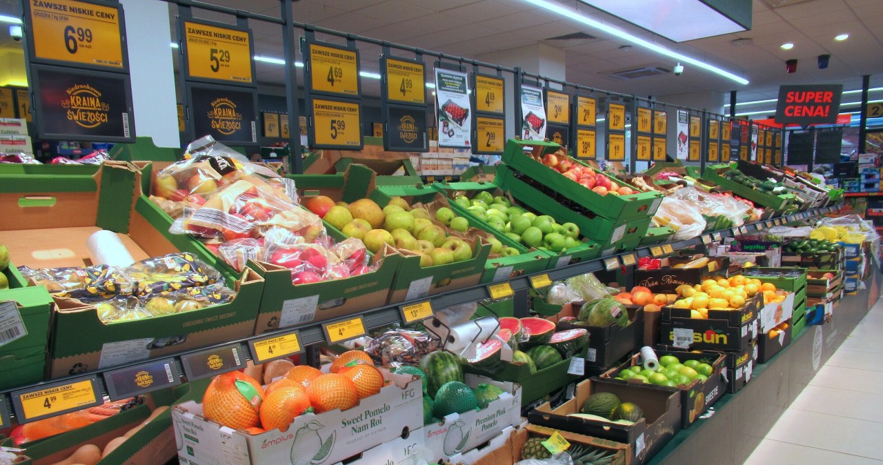 Biedronka wstawiła w połowie sklepów, Kaufland zaczął. Lidl najszybszy