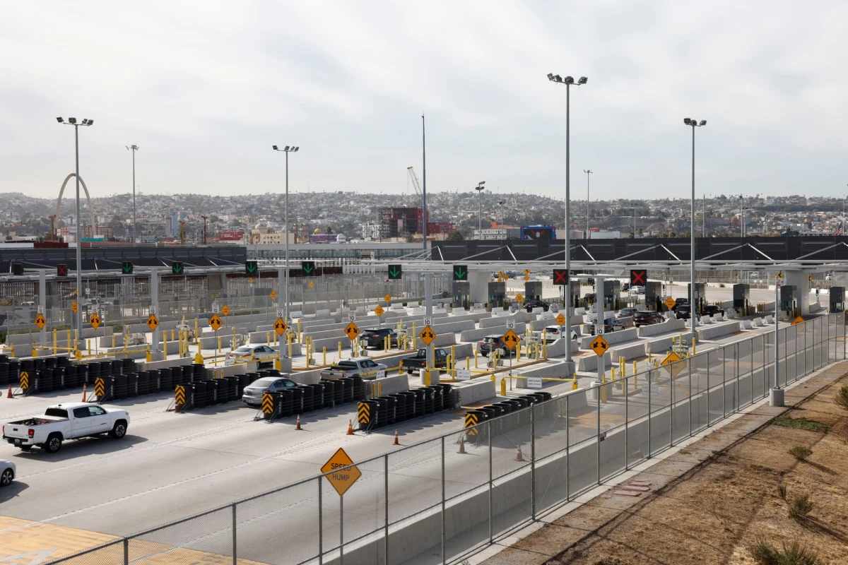 ​Rzeczniczka Białego Domu Karoline Leavitt potwierdziła w środę, że prezydent Donald Trump podpisał rozkaz wysłania 1,5 tys. żołnierzy na granicę z Meksykiem, by przeciwdziałać "inwazji". Pentagon poinformował, że wojsko wyśle samoloty i śmigłowce, by wesprzeć deportację nielegalnych imigrantów.