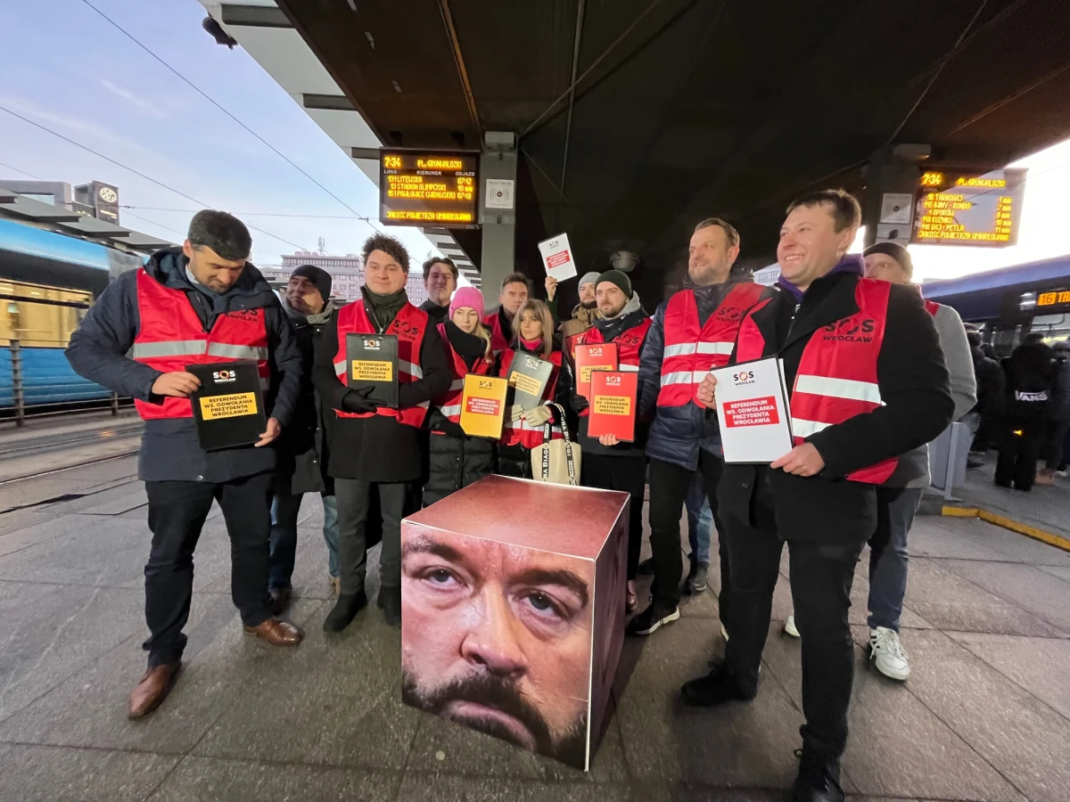 Wrocławianie z różnych środowisk politycznych i organizacji łączą siły, by odwołać prezydenta Jacka Sutryka. W centrum miasta na rondzie Reagana w czwartek rano rozpoczęli zbieranie podpisów pod wnioskiem o referendum w tej sprawie. Sam Sutryk stwierdził, że nie lekceważy tej akcji, ale równocześnie zarzucił jej organizatorom robienie tzw. hucpy politycznej. 