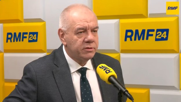 "To jest chyba zadanie rządu, żeby o tym rozmawiać" – powiedział w Porannej rozmowie w RMF FM poseł PiS Jacek Sasin, pytany, czy politycy jego ugrupowania rozmawiają z administracją Trumpa o sytuacji Polaków w USA, zagrożonych wydaleniem. Były wicepremier dodawał, że obecnie, w związku z przeszłymi wypowiedziami m.in. premiera Tuska, relacje z USA są zrujnowane. Polityk uznał, że jego największą porażką jako ministra aktywów państwowych było to, że Narodowa Agencja Bezpieczeństwa Energetycznego nie powstała.