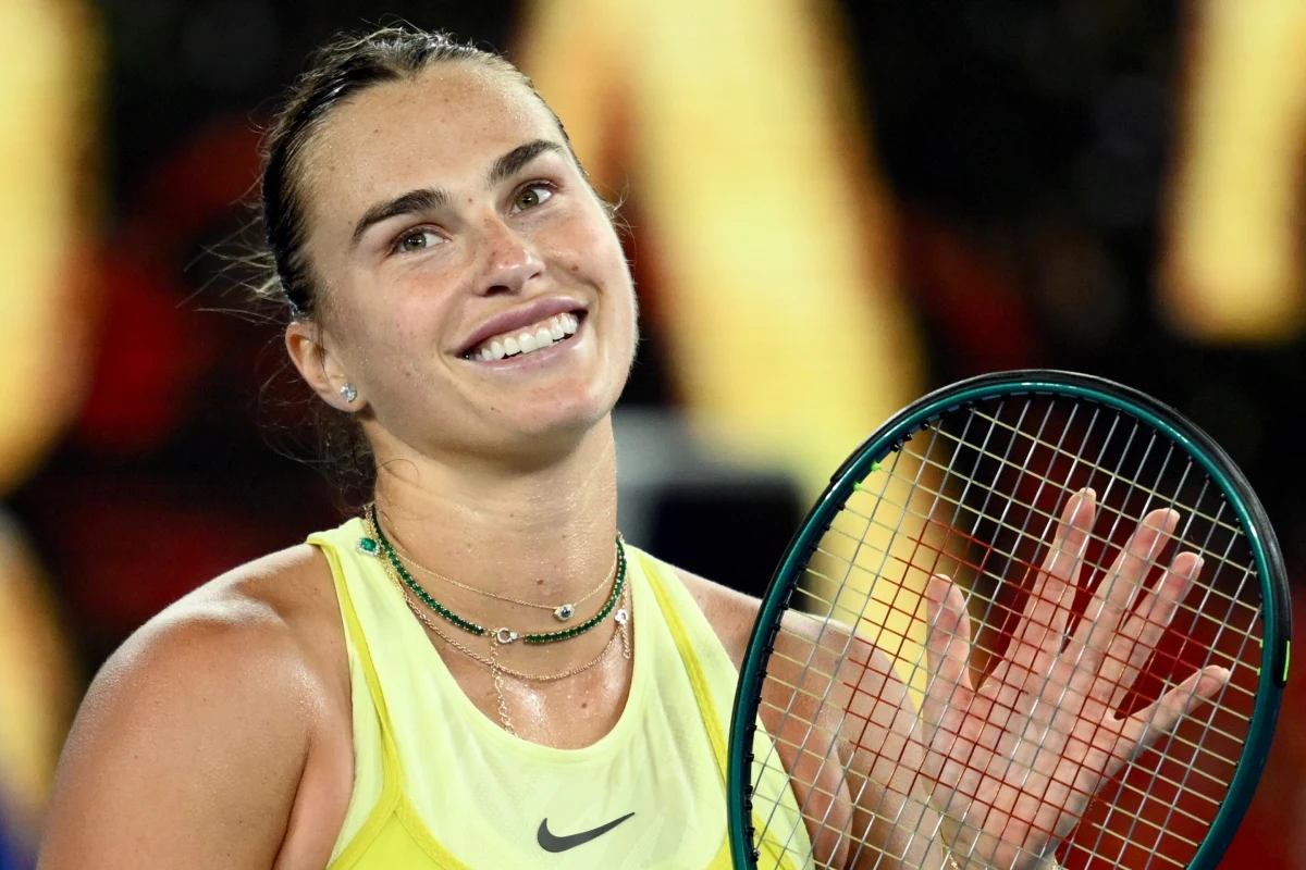 Białorusinka Aryna Sabalenka wygrała mecz w półfinale Australian Open i awansowała do finału. Zawodniczka pokonała Hiszpankę Paulę Badosę 6:4, 6:2. Sabalenka, która prowadzi w rankingu WTA, była najlepsza w Melbourne w dwóch poprzednich edycjach. Jej ostatnią rywalką będzie Iga Świątek lub Amerykanka Madison Keys.