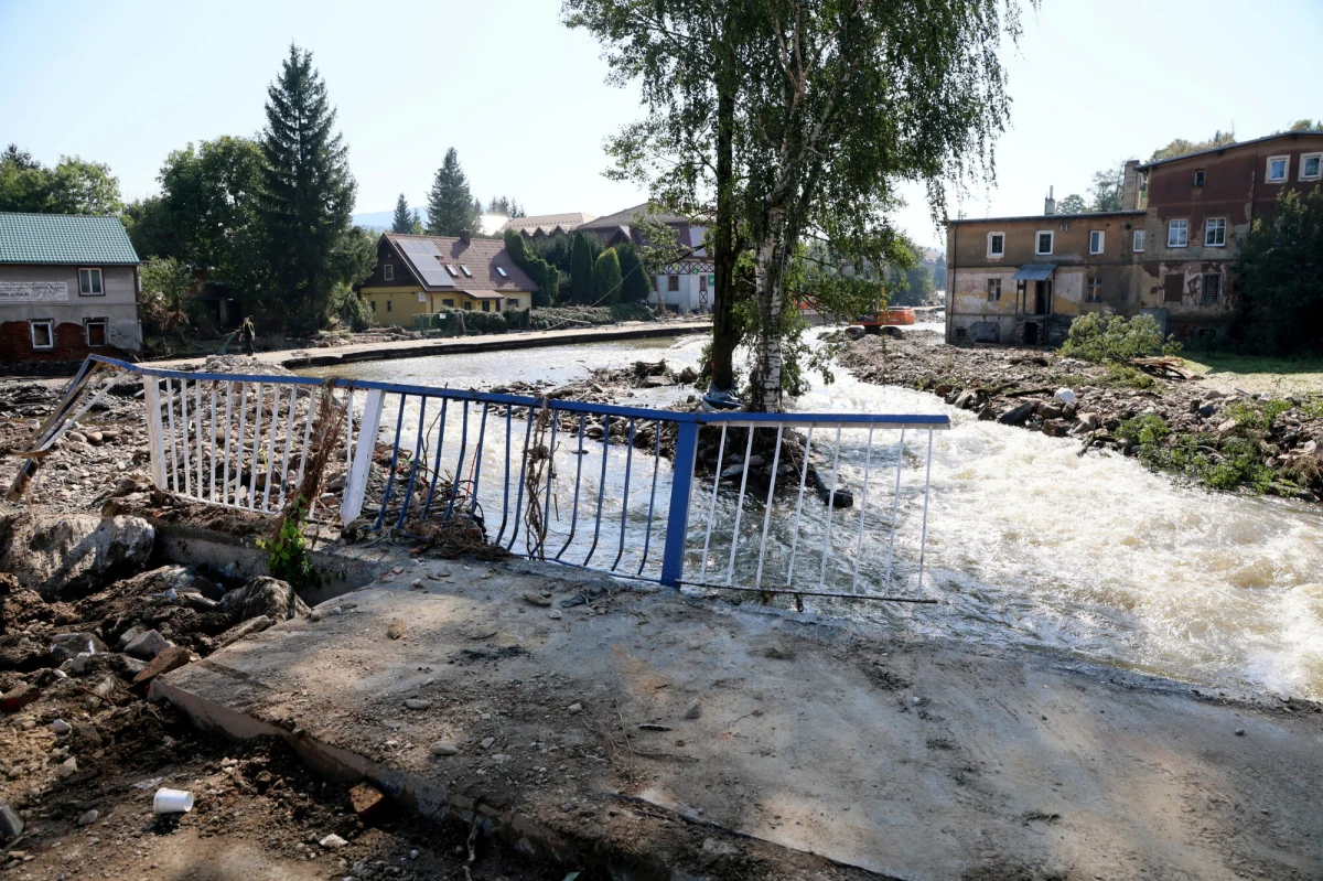 Wojsko rozpoczęło montaż mostu tymczasowego na Białej Lądeckiej w Stroniu Śląskim na Dolnym Śląsku. Właściwa przeprawa została uszkodzona podczas wrześniowej powodzi. Most tymczasowy powinien być przejezdny do końca stycznia.