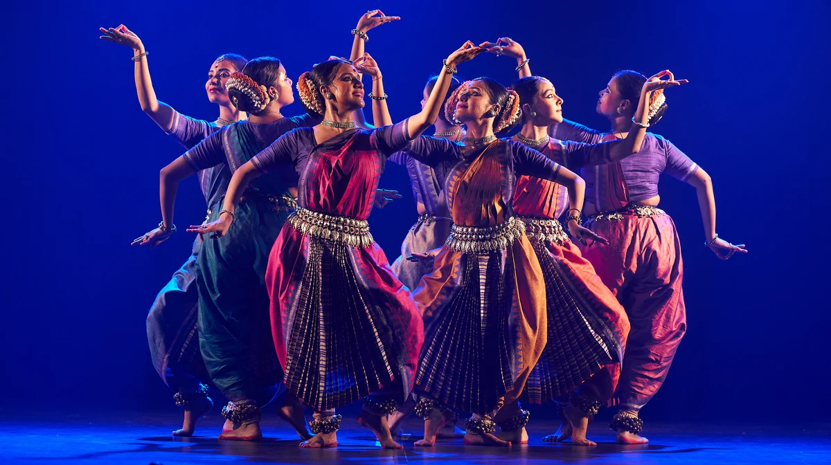 ​26 stycznia Hindusi będą świętować 76. Dzień Republiki Indii. W związku z tym Ambasada Indii w Warszawie planuje m.in. pokaz taneczny w wykonaniu Madhavi Mudgal i jej zespołu, który odbędzie się w Krakowie i Warszawie. Artyści wykonają taniec Odissi.