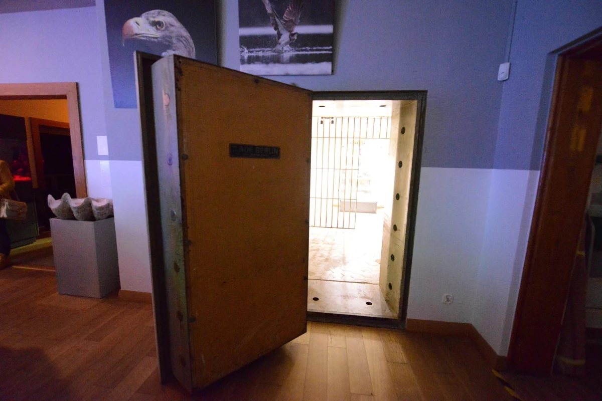 To sceneria rodem z filmu "Vabank". Za potężnymi, zbrojonymi drzwiami będzie można oglądać prawdziwe skarby. Muzeum Rybołówstwa w Świnoujściu otwiera dla odwiedzających przedwojenny sejf.