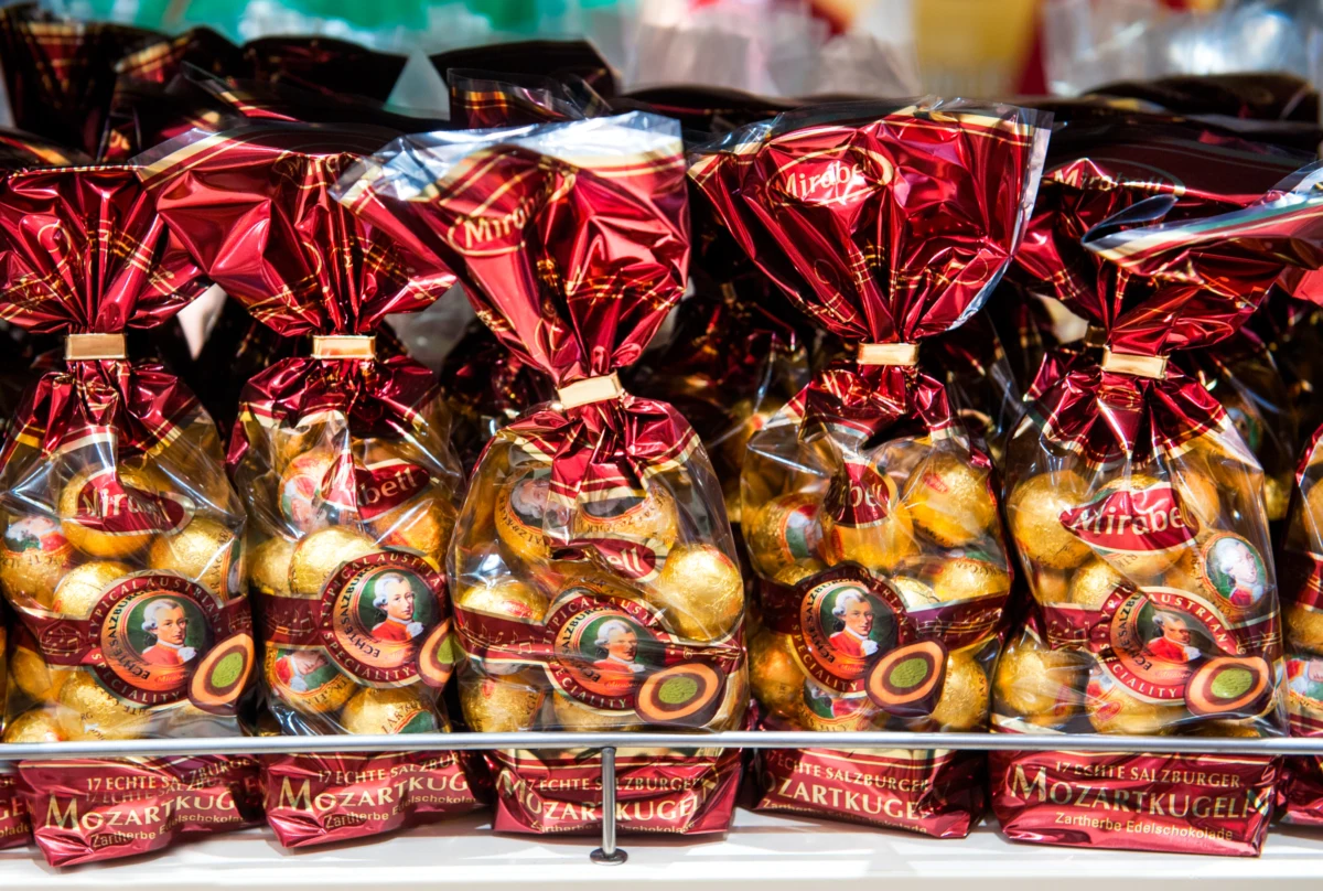 Salzburg stracił wyłączność na słynne czekoladki Mozartkugel. Po bankructwie fabryki austriackie pamiątki nie będą już produkowane w rodzinnym mieście kompozytora. Nowy właściciel recepty na te przysmaki rozważa dwie lokalizacje linii produkcyjnej - jedna z nich jest w Polsce.  