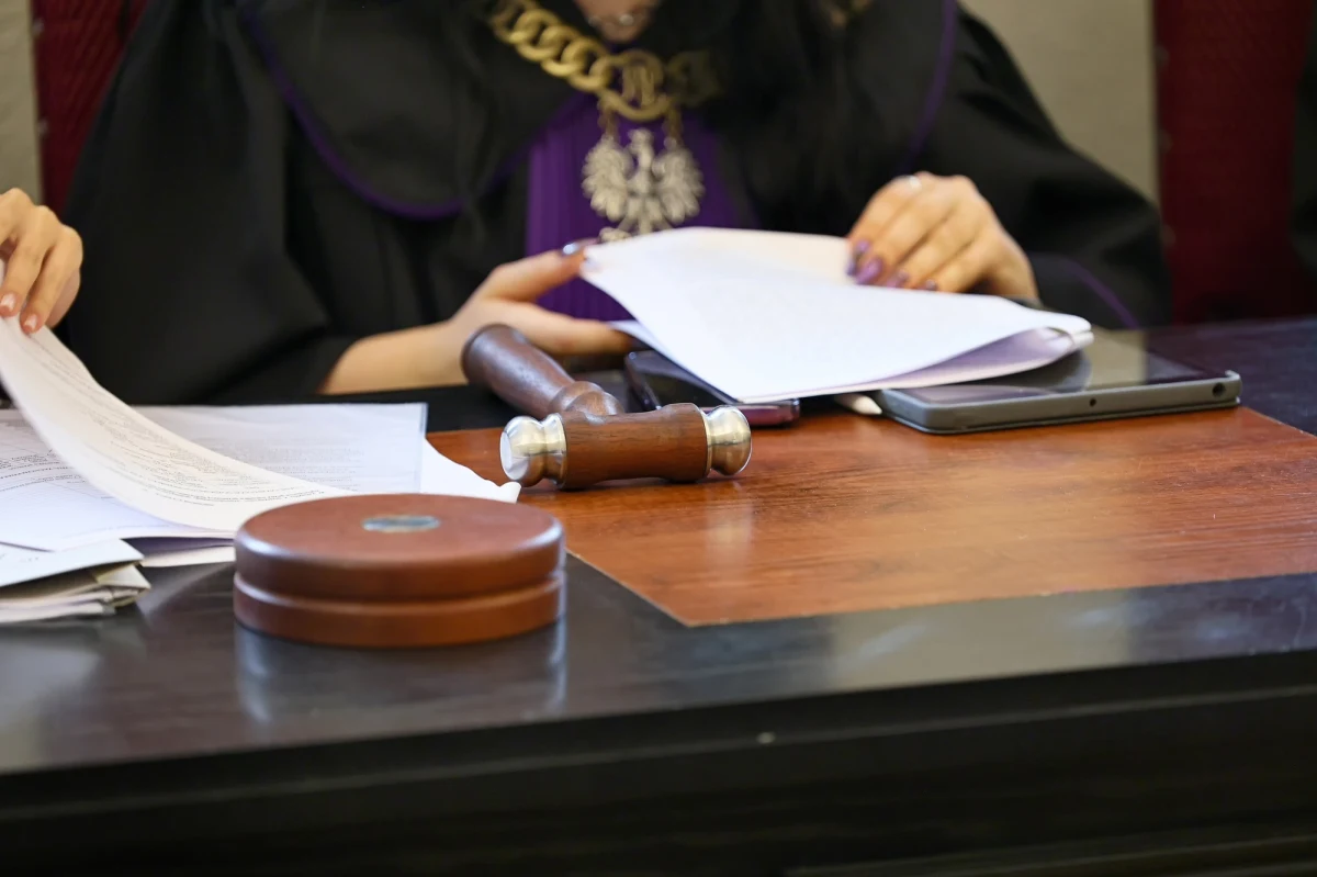 40-letni pracownik Sądu Okręgowego w Łodzi usłyszał zarzuty oszustwa na szkodę Skarbu Państwa na kwotę ponad 3 mln złotych. W tej sprawie zarzuty usłyszały również jego żona i pracownica sądu.