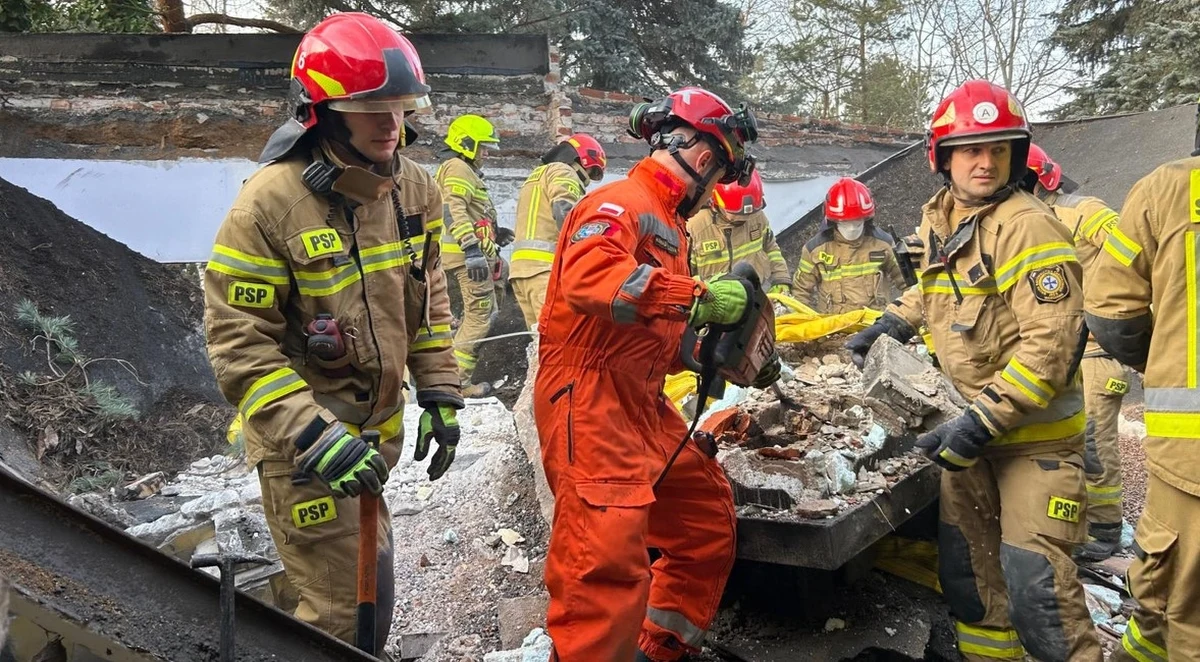 Akcja służb na Alejach Jerozolimskich w Warszawie. Jak informuje reporter RMF MAXX Przemysław Mzyk, na wysokości ul. Ryżowej w rozbieranym budynku doszło do katastrofy budowlanej – na jednego z robotników zawalił się strop. Ratownikom udało się dotrzeć do mężczyzny, niestety nie przeżył.