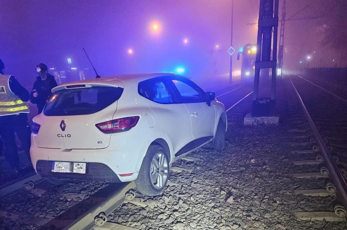 Kierująca Renault Clio z powodu gęstej mgły wjechała na torowisko tramwajowe w Krakowie. Przejechała tak prawie 300 metrów. Na szczęście nie doszło do zderzenia z tramwajem.