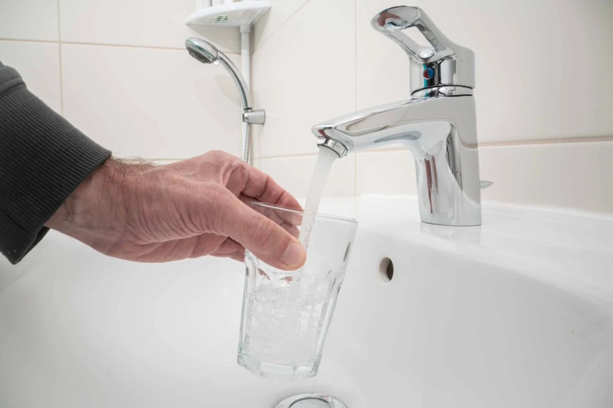 Woda w Węgorzewie (Warmińsko-Mazurskie) i pobliskich miejscowościach jest niezdatna do picia. Problem może dotyczyć ponad 13 tys. osób. Po tym, jak w próbkach wykryto obecność bakterii E. coli, rozesłano alert RCB. 