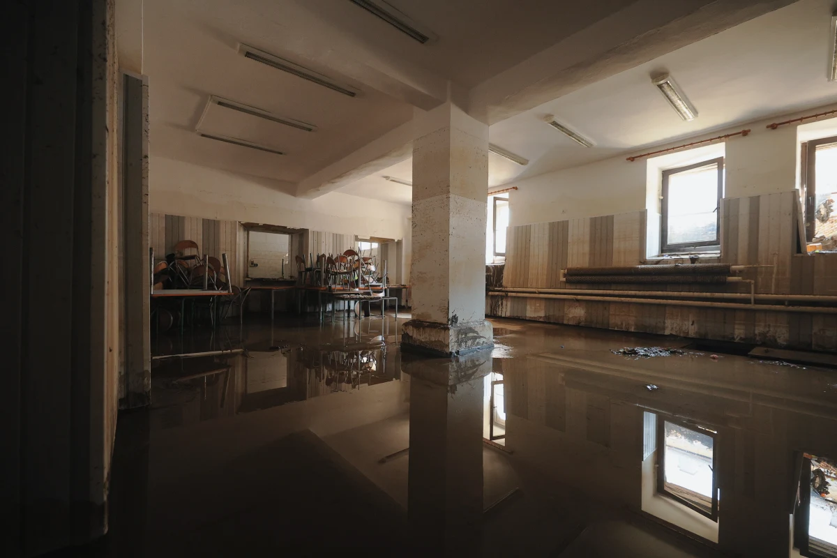 Mimo że od powodzi minęły już ponad cztery miesiące, nie wszyscy uczniowie wrócili do swoich szkół. W niektórych placówkach na południu Dolnego Śląska wciąż trwają remonty. Wojewoda zapowiedziała dziś we Wrocławiu, że będzie nowa pula pieniędzy na odbudowę i wyposażenie. Podziękowała też dyrektorom za zaangażowanie podczas powodzi.