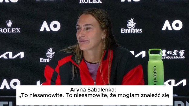 Aryna Sabalenka awansowała do finału Australian Open po pokonaniu Pauli Badosy 6:4, 6:2. Teraz dzieli ją jedno zwycięstwo od historycznego osiągnięcia – trzech triumfów z rzędu w Melbourne, czego ostatnia dokonała Martina Hingis w latach 1997–1999.

Sabalenka początkowo przegrywała 0:2, 40-0, popełniając liczne błędy, ale odzyskała kontrolę, zwłaszcza po zamknięciu dachu Rod Laver Arena z powodu mżawki. Jej mocne returny i agresywna gra pozwoliły jej przełamać rywalkę i pewnie wygrać. Sabalenka zakończyła mecz z przewagą w punktach 32-11.

To kolejny sukces 26-latki z Białorusi, która zdobyła już trzy wielkoszlemowe trofea – w Melbourne w 2023 i 2024 roku oraz podczas US Open 2024.

Po meczu zawodniczki unikały kontaktu wzrokowego, ale przełamały lody, gdy Badosa przewróciła się na korcie. Sabalenka zażartowała z tej sytuacji, a obie uśmiechnęły się. Po meczu przytuliły się przy siatce, pokazując wzajemny szacunek.

Finał kobiet odbędzie się w sobotę, a mężczyzn w niedzielę.