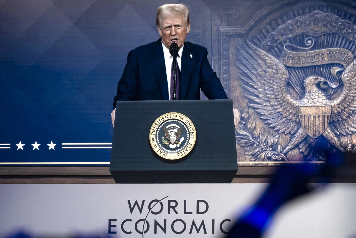 Donald Trump wyraził nadzieję, że "Chiny pomogą zakończyć wojnę w Ukrainie". Przemawiając online do uczestników Światowego Forum Ekonomicznego w Davos, powiedział, że planował wraz z Władimirem Putinem zawrzeć pakt ograniczający arsenały jądrowe, który miałby objąć też Państwo Środka. Zapowiedział również, że zwróci się do państw NATO o zwiększenie wydatków obronnych do poziomu 5 procent. Amerykański przywódca skarżył się też na "bardzo złe" traktowanie USA przez UE.