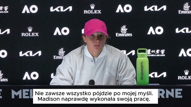 „To jest sport” – skomentowała Iga Świątek po rozczarowującej porażce z Madison Keys w półfinale Australian Open.

Keys pokonała drugą rakietę świata 5-7, 6-1, 7-6 (10-8) w emocjonującym i pełnym zwrotów akcji meczu, broniąc po drodze piłkę meczową. Po zwycięstwie 29-letnia Amerykanka uklękła na korcie, zakrywając twarz kapeluszem.

Triumf nad pięciokrotną mistrzynią Wielkiego Szlema przerwał dominującą serię Świątek w Melbourne. Teraz Keys powalczy o swój drugi wielkoszlemowy finał, pierwszy od 2017 roku.

Keys wygrała więcej gemów w tym meczu, niż Świątek straciła we wszystkich pięciu wcześniejszych spotkaniach turnieju.