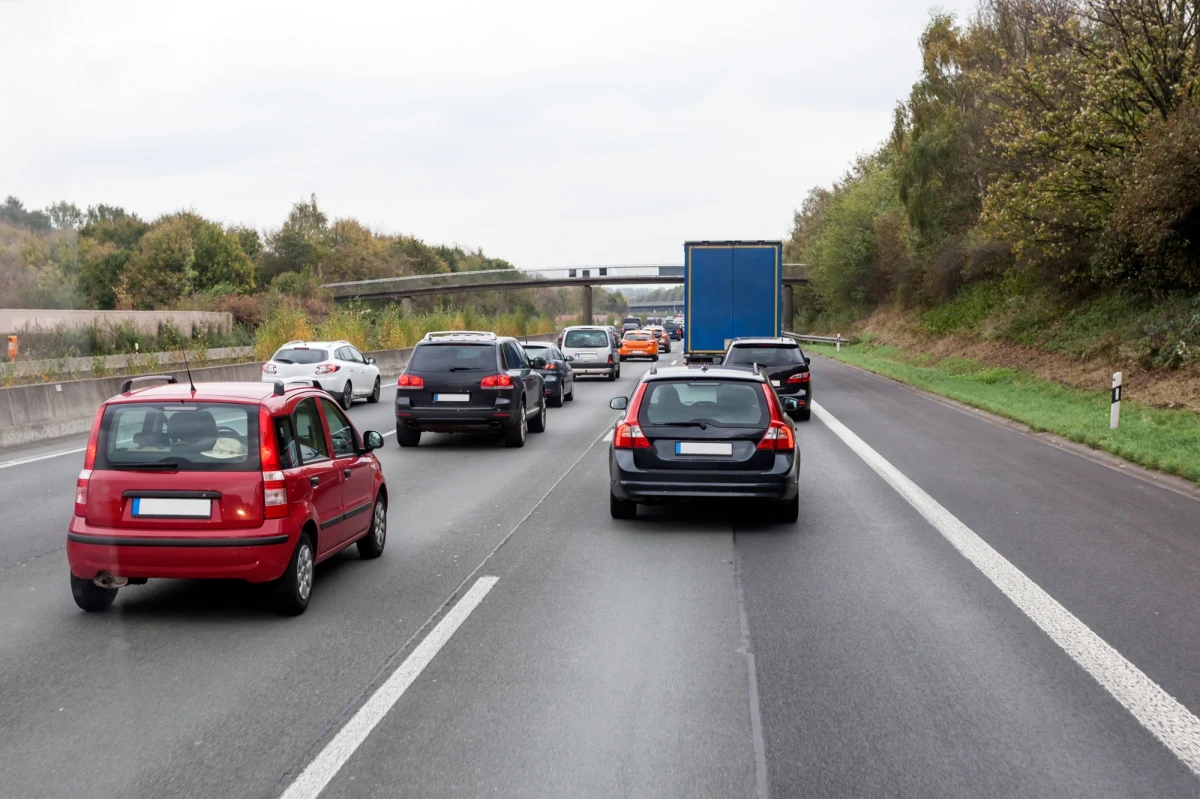 Dopiero w drugiej połowie roku w życie mogą wejść zaostrzone kary dla osób, które prowadzą samochód, mimo że mają odebrane prawo jazdy. Takie są ustalenia dziennikarza RMF FM Michała Dobrołowicza w Ministerstwie Infrastruktury. Ustawa w tej sprawie w tym tygodniu została wpisana do wykazu prac rządu.
