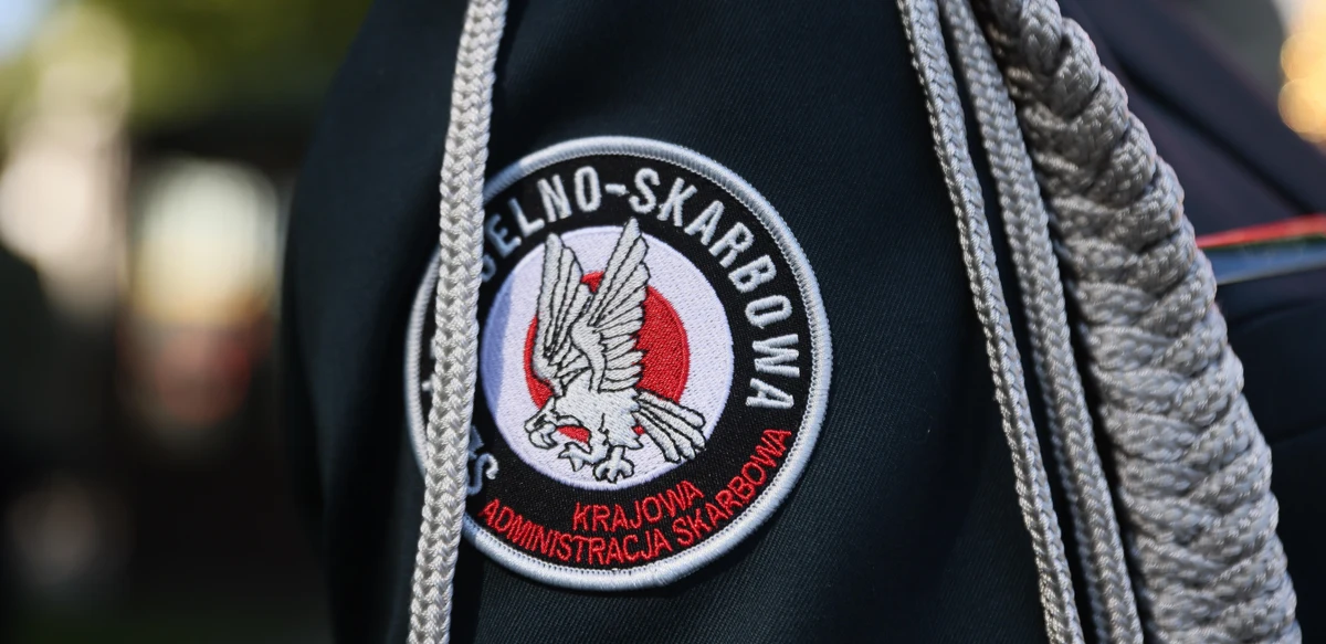 W związku z ostatnim wyciekiem danych osobowych z firmy EuroCert, która dostarcza usługi m.in. kwalifikowanego podpisu elektronicznego dla Ministerstwa Finansów oraz jednostek podległych resortowi - w tym Krajowej Administracji Skarbowej, związki zawodowe KAS apelują do Ministerstwa Cyfryzacji, domagając się zmian legislacyjnych. "Argument podnoszony przez związki zawodowe KAS jest racjonalny. Trzeba się temu przyjrzeć" - usłyszał od wiceministra cyfryzacji Michała Gramatyki reporter RMF FM Kacper Wróblewski.