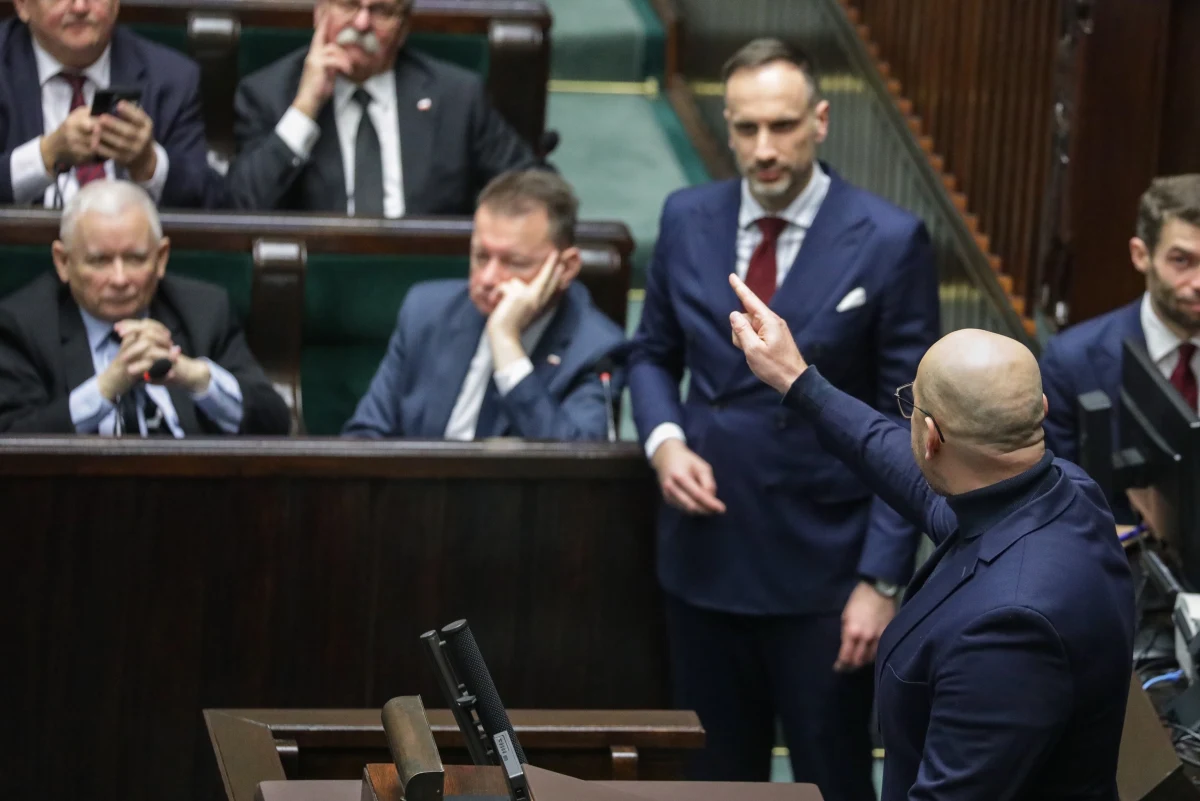 Sejm w piątek znowelizował ustawę o wykonywaniu mandatu posła i senatora. Wprowadza ona przepis, że parlamentarzysta, wobec którego zastosowano postanowienie o tymczasowym areszcie, zostanie pozbawiony prawa do uposażenia. Nowe przepisy potocznie nazywane są "lex Romanowski". 