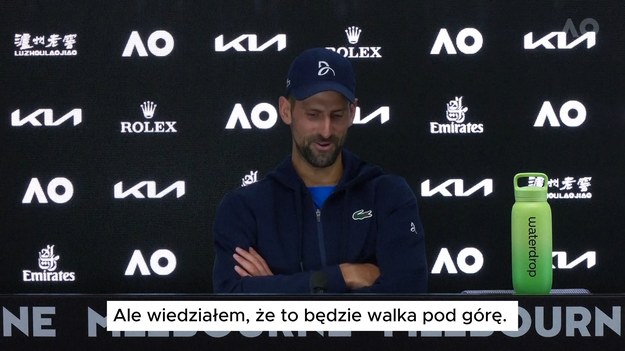 Novak Djoković musiał wycofać się z półfinału Australian Open z powodu naderwania mięśnia w lewej nodze. Serb od początku meczu zmagał się z bólem, który nasilił się już pod koniec pierwszego seta przegranego z Alexandrem Zverevem. Mimo determinacji i pomocy fizjoterapeutów, 37-latek ostatecznie nie był w stanie kontynuować gry.

– „Niestety... ale próbowałem” – powiedział Djoković na konferencji prasowej, wyjaśniając, że kontuzja była zbyt poważna, by mógł rywalizować na najwyższym poziomie.

Djoković, który walczył o swoje 11. mistrzostwo Australian Open i rekordowy 25. tytuł Wielkiego Szlema, odniósł uraz podczas ćwierćfinałowego meczu z Carlosem Alcarazem. W piątkowym meczu przeciwko Zverevowi grał z opatrunkiem na nodze, ale ból „stawał się coraz gorszy”.

Zapytany o to, czy może to być jego ostatni występ na Australian Open, Djoković przyznał:
– „Jest szansa. Kto wie? Muszę zobaczyć, jak potoczy się sezon. Chcę kontynuować, ale nie jestem pewien, jak będzie wyglądał mój kalendarz w przyszłym roku”.

To kolejny trudny moment w karierze Serba – w zeszłym roku wycofał się z French Open z powodu kontuzji łąkotki. Djoković jednak nie zamierza się poddawać i zapowiada, że będzie walczyć o kolejne tytuły tak długo, jak pozwoli mu zdrowie.