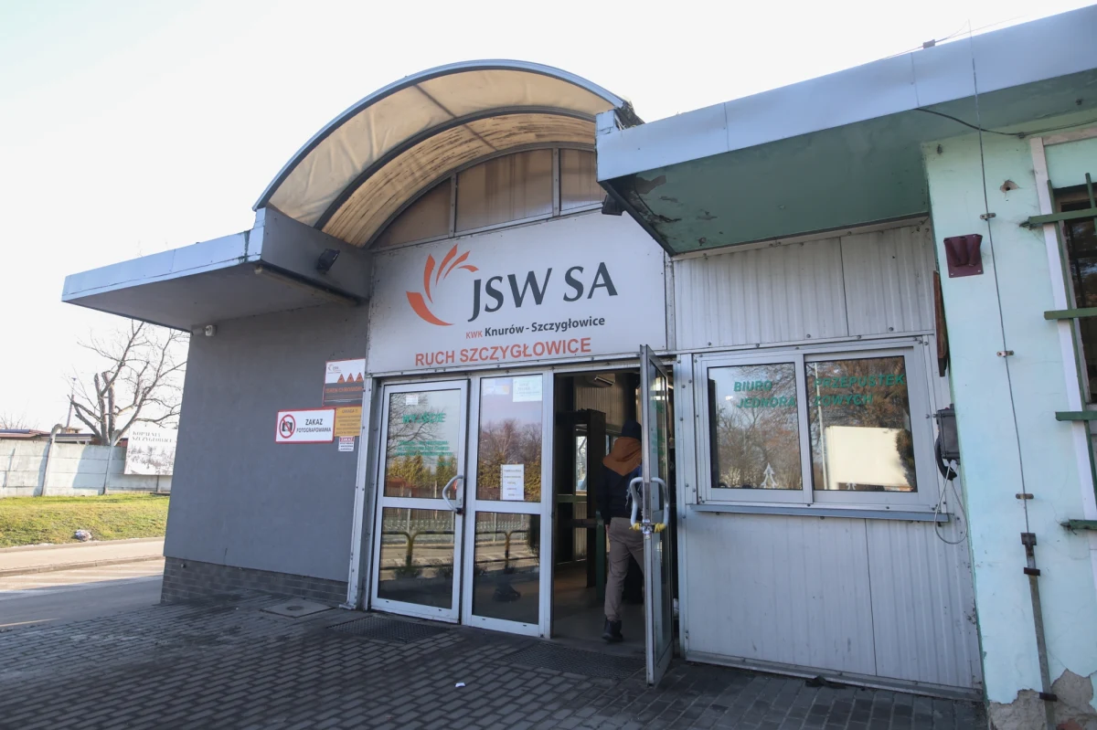 Jest prokuratorskie śledztwo w sprawie środowego wypadku w kopalni Knurów-Szczygłowice w Knurowie w woj. śląskim. Sprawą zajmuje się prokuratura okręgowa w Gliwicach. W wyniku zapalenia się metanu zginął jeden górnik. 16 zostało poszkodowanych.