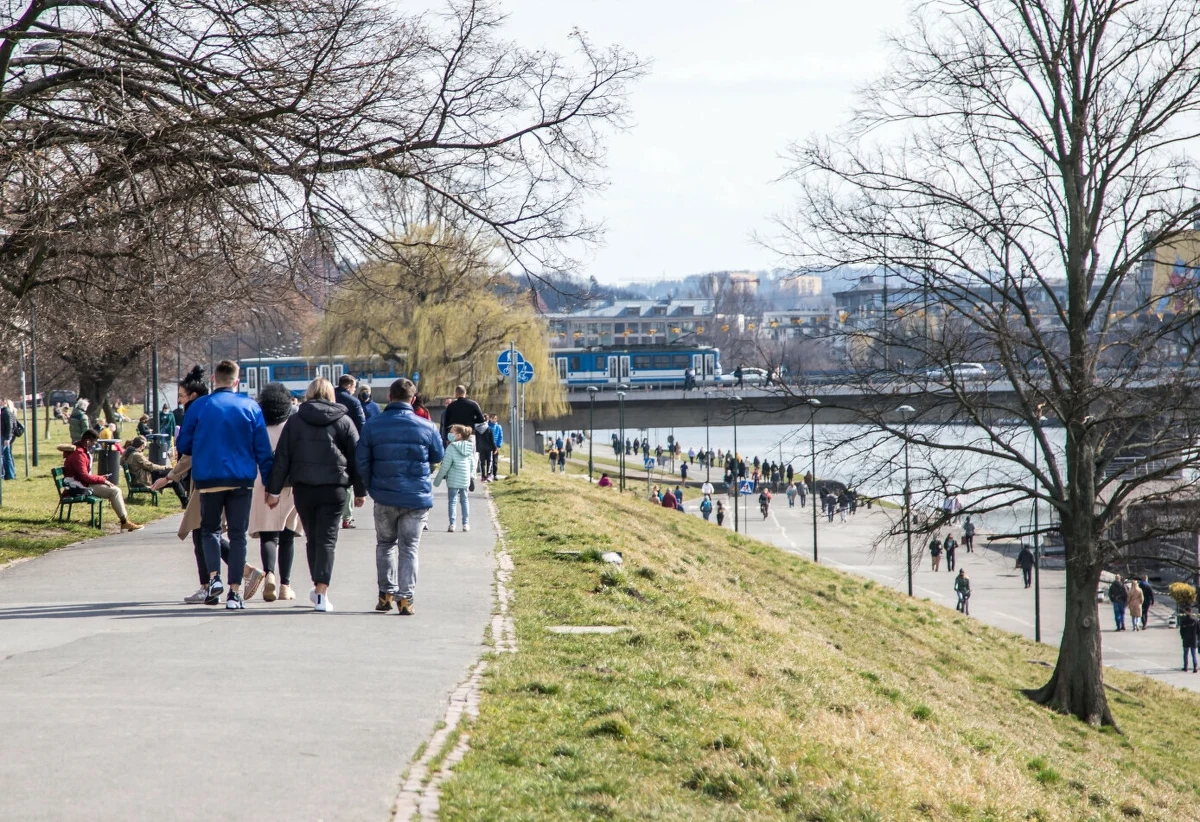 "Do końca stycznia przewiduje się bardzo ciepłą pogodę, jak na tę porę roku. Pierwsze dni lutego również będą ciepłe" - poinformował w piątek Instytut Meteorologii i Gospodarki Wodnej. Na wieszczenie wiosny być może jest jeszcze za wcześnie, jednak pewne jest to, że zimowa aura na razie nie będzie dawała się we znaki. W marcu i kwietniu średnia temperatura również ma być powyżej normy.