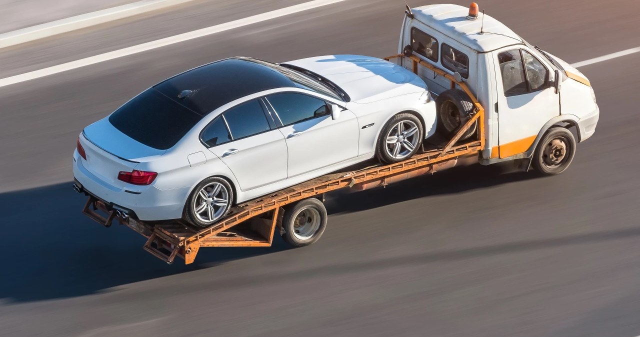 Kradzieże na parkingu lotniska we Wrocławiu. Auta wyjeżdżały na lawecie