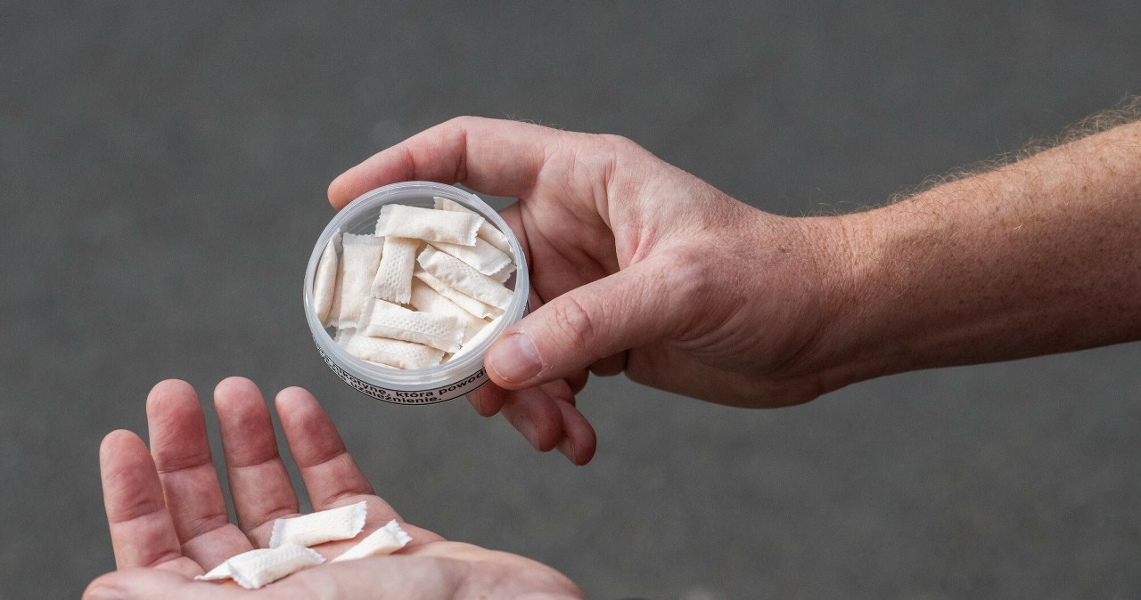 Prezydent daje fatalny przykład. Woreczki nikotynowe na cenzurowanym