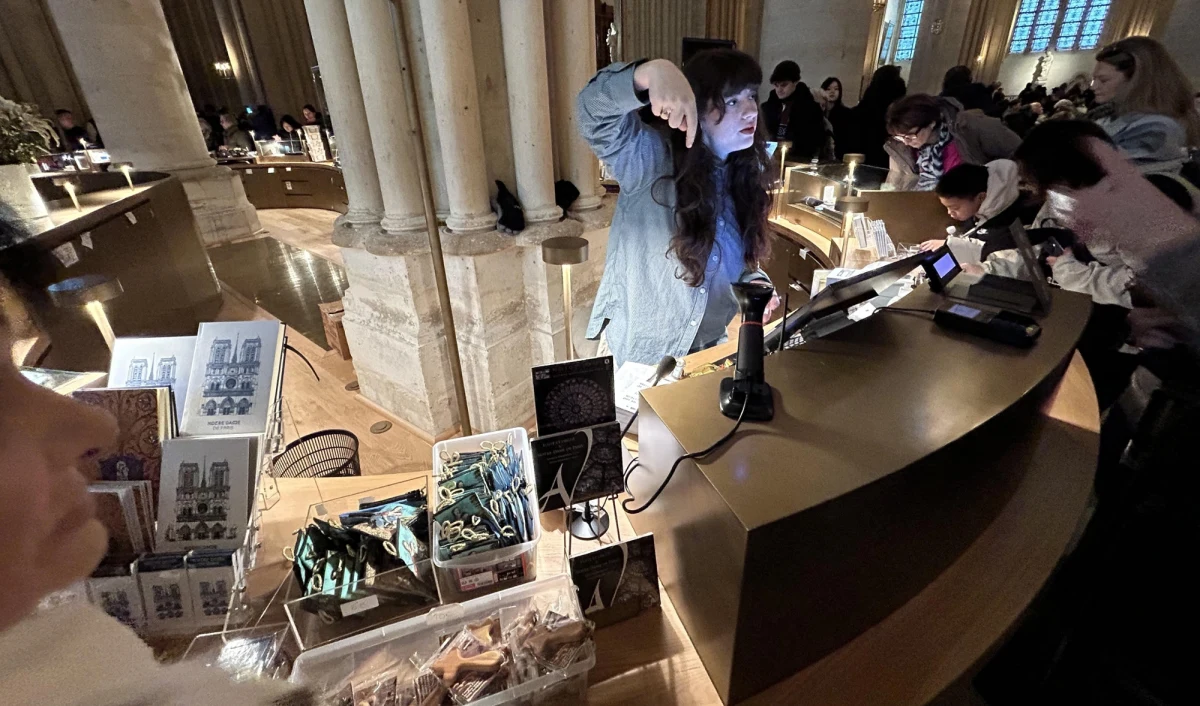 Nie widać końca tasiemcowych kolejek przed paryską katedrą Notre-Dame. Prawie półtora miesiąca po otwarciu odbudowanej świątyni nieprzebrane tłumy turystów tłoczą się, by zobaczyć nowy wystrój jej wnętrza. Jedni zachwycają się odnowioną świątynią, ale inni są trochę rozczarowani.