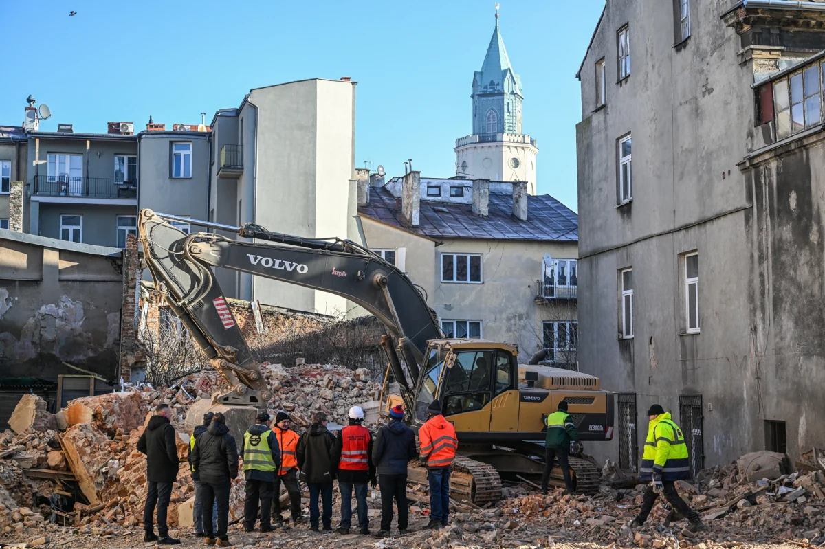 Po katastrofie budowlanej przy ul. Bernardyńskiej 10, gdzie w wyniku zalania piwnicy kamienicy doszło do zawalenia jednej ze ścian, mieszkańcy sąsiadujących budynków otrzymali zielone światło do powrotu do swoich mieszkań. Prace rozbiórkowe oraz porządkowe trwały od piątku do czwartku, a teraz budynek został uznany za bezpieczny.