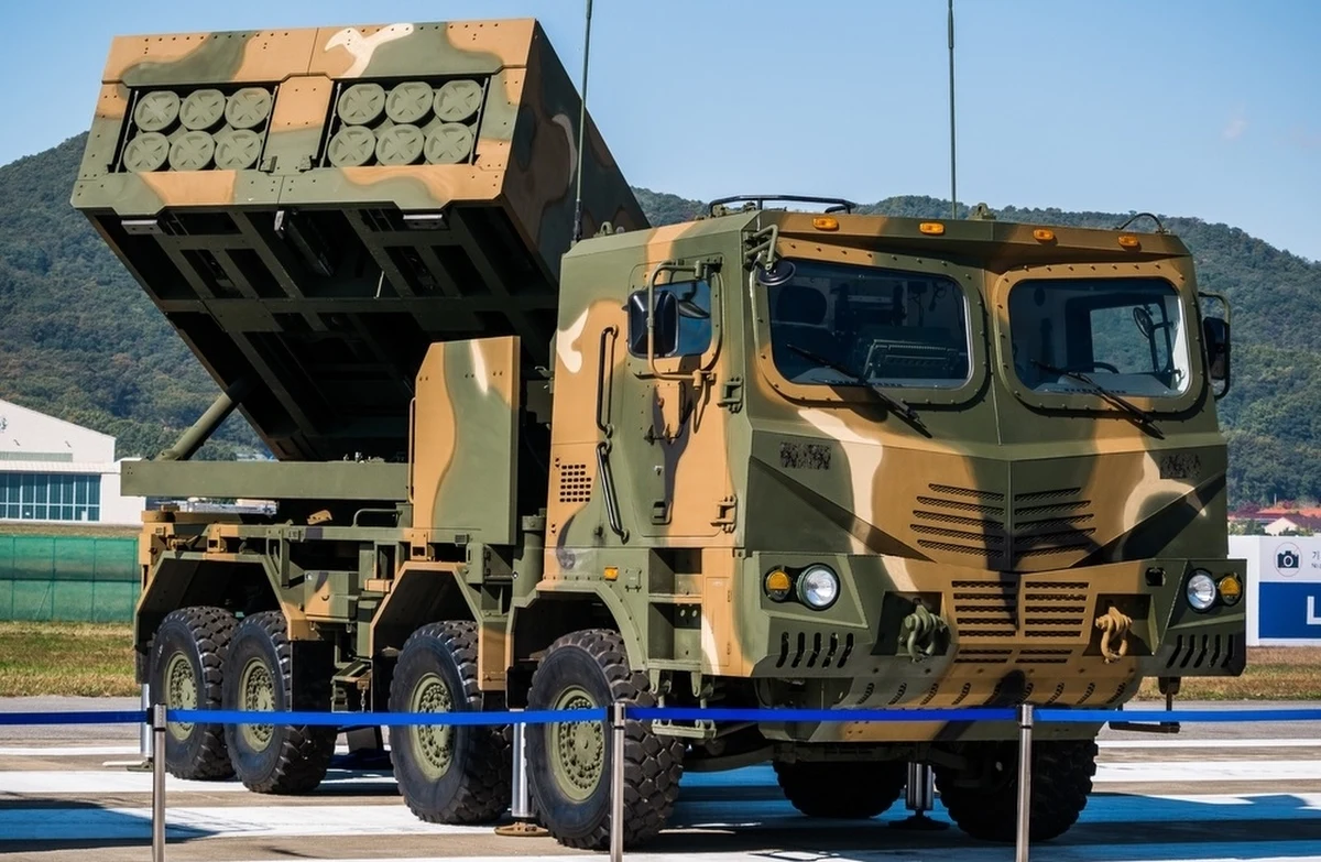 18 południowokoreańskich wyrzutni HOMAR-K trafiło do Polski. Po zintegrowaniu z ciężarówkami Jelcz trafią do Wojska Polskiego. "To kolejna dostawa wykonana przed założonym terminem" - poinformował na platformie X szef MON Władysław Kosiniak-Kamysz.