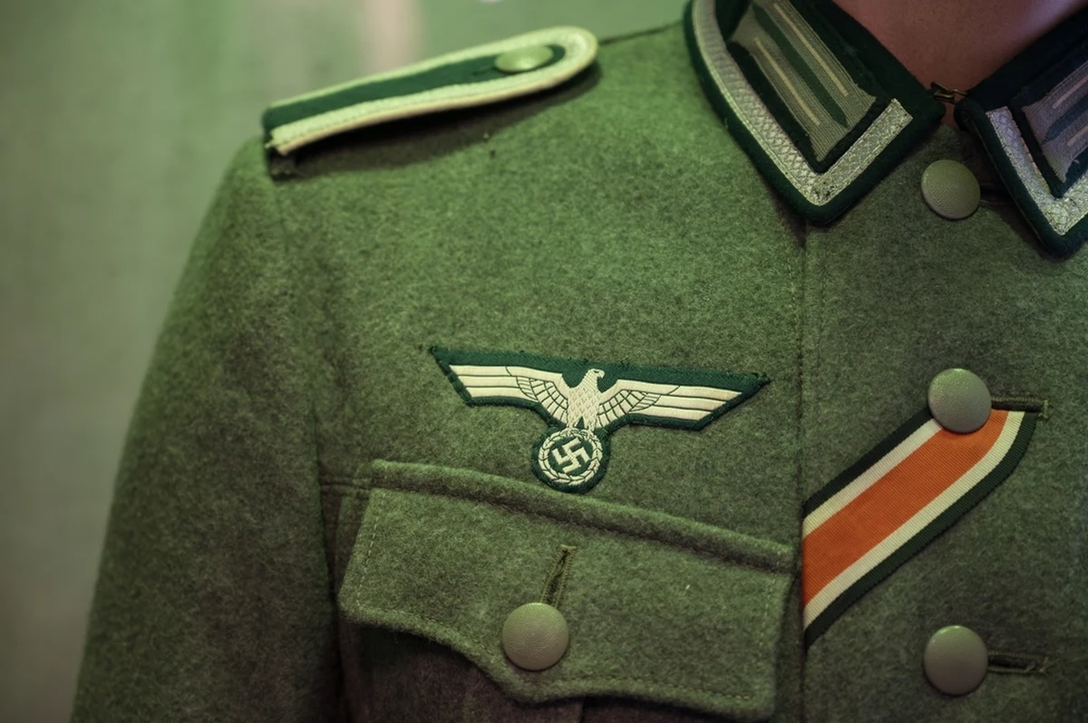 Mateusz S. zapewniał, że nie jest nazistą, a "członkiem grupy rekonstrukcyjnej". Przyznawał, że jego marzeniem było ubrać mundur SS, zaprojektowany przez Hugo Bossa. Fascynował go Wermacht, III Rzesza, swastyki i oczywiście Adolf Hitler. Do tego stopnia, że postanowił uczcić jego urodziny w 2017 roku w lesie koło Wodzisławia Śląskiego. Sąd skazał mężczyznę na rok więzienia za propagowanie nazizmu.