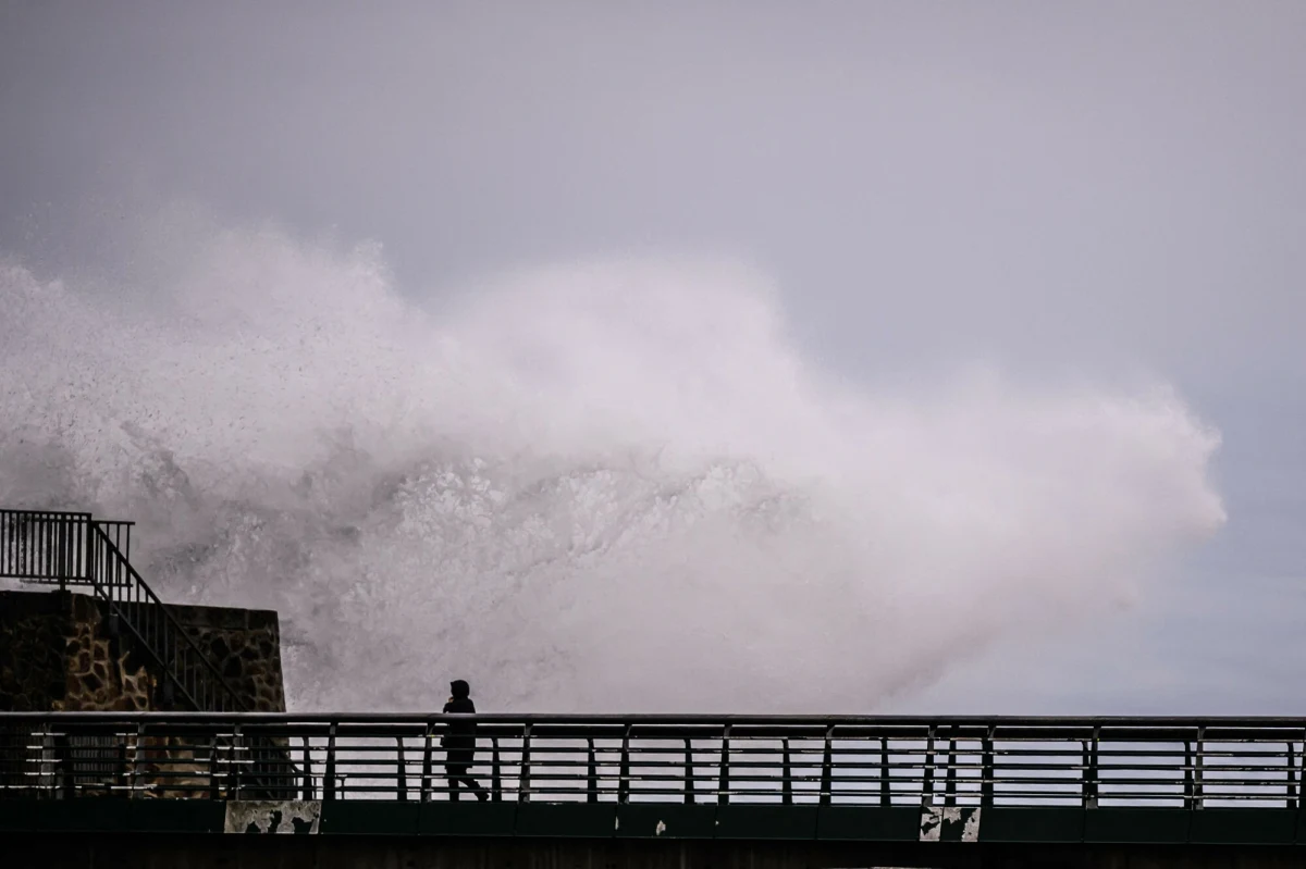 Burza Eowyn z największą siłą uderzyła w Irlandię. W północno-zachodniej części kraju drzewo spadło na samochód, przygniatając mężczyznę. Blisko milion gospodarstw pozostaje bez prądu. Eowyn przyniósł rekordowe porywy wiatru, dochodzące nawet do 190 km/h. Piątek był upiornym dniem dla mieszkańców Wysp Brytyjskich.