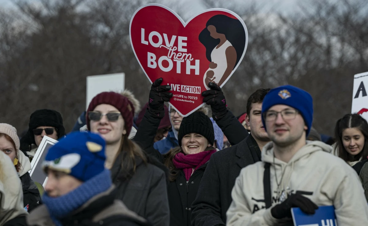Minęło zaledwie 5 dni od inauguracji kolejnej prezydentury Donalda Trumpa, ale już wyraźnie widać zmiany w polityce zagranicznej Waszyngtonu. W piątek amerykańska dyplomacja podjęła decyzję o ponownym przystąpieniu do międzynarodowego porozumienia w sprawie "promowania zdrowia kobiet i wzmacniania rodziny". Deklaracja - zdaniem krytyków - ma na celu ograniczenie dostępu do aborcji milionom kobiet na świecie.