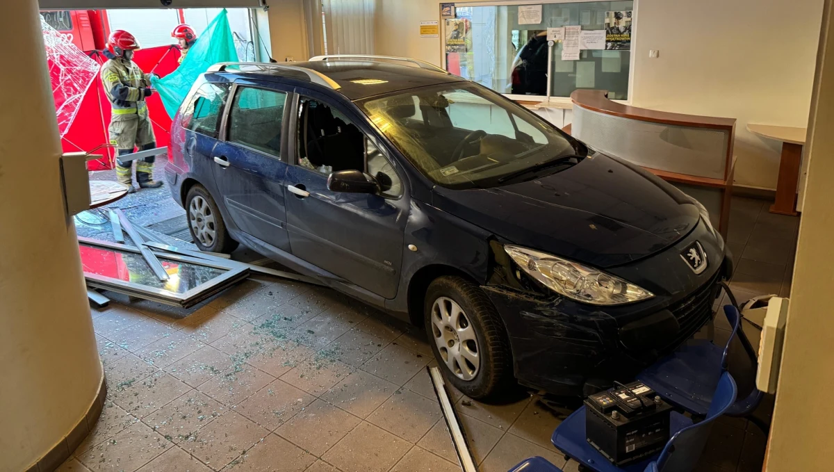 Kierowca wjechał swoim samochodem w budynek komisariatu Bydgoszcz-Śródmieście. Jak ustalił reporter RMF FM, wszystko wskazuje na to, że zrobił to z premedytacją. Mężczyzna był pijany. Został zatrzymany na miejscu. Ustalono, że to 45-letni obywatel Gruzji. 