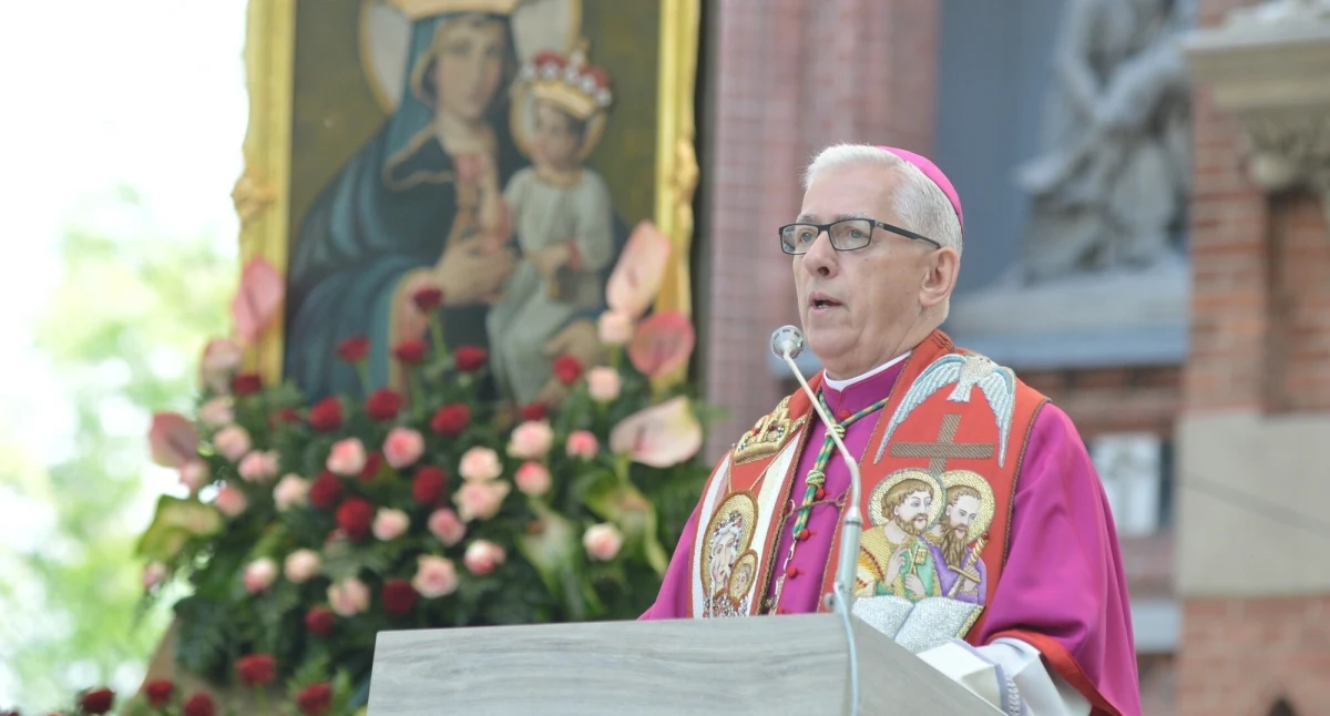 Posądzany o tuszowanie pedofilii arcybiskup Wiktor Skworc złożył ustną rezygnację z prac Konferencji Episkopatu Polski - dowiedział się Onet. Duchowny jest jednak wciąż aktywny w polskim Kościele. Udziela sakramentu bierzmowania, a także spotyka się z dziećmi i młodzieżą. Kuria katowicka, której Skworc jest metropolitą, nie widzi problemu. Problem widzą jednak niektórzy parafianie, zwłaszcza że skompromitowany duchowny szykuję się do kolejnego bierzmowania na terenie archidiecezji katowickiej.