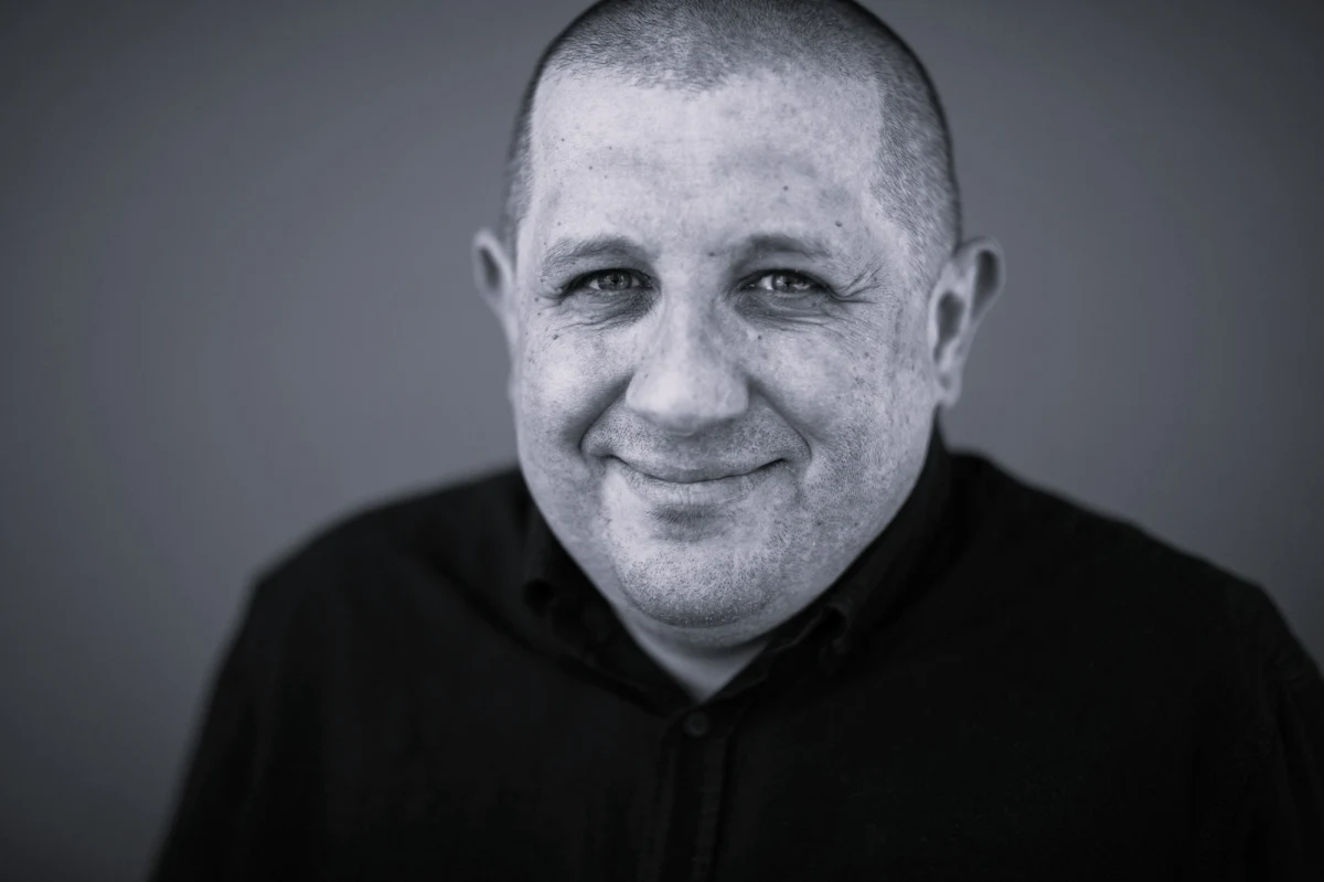 Zmarł Marcin Wicha - polski pisarz i grafik. 53-latek był laureatem Paszportu "Polityki", Nagrody Literackiej "Nike" oraz Nagrody im. Gombrowicza. Smutną wiadomość przekazały w sobotę tygodnik "Polityka" i "Gazeta Wyborcza". "Wraz z odejściem Marcina Wichy polska literatura straciła jednego ze swoich współczesnych mistrzów" - napisało Ministerstwo Kultury i Dziedzictwa Narodowego.