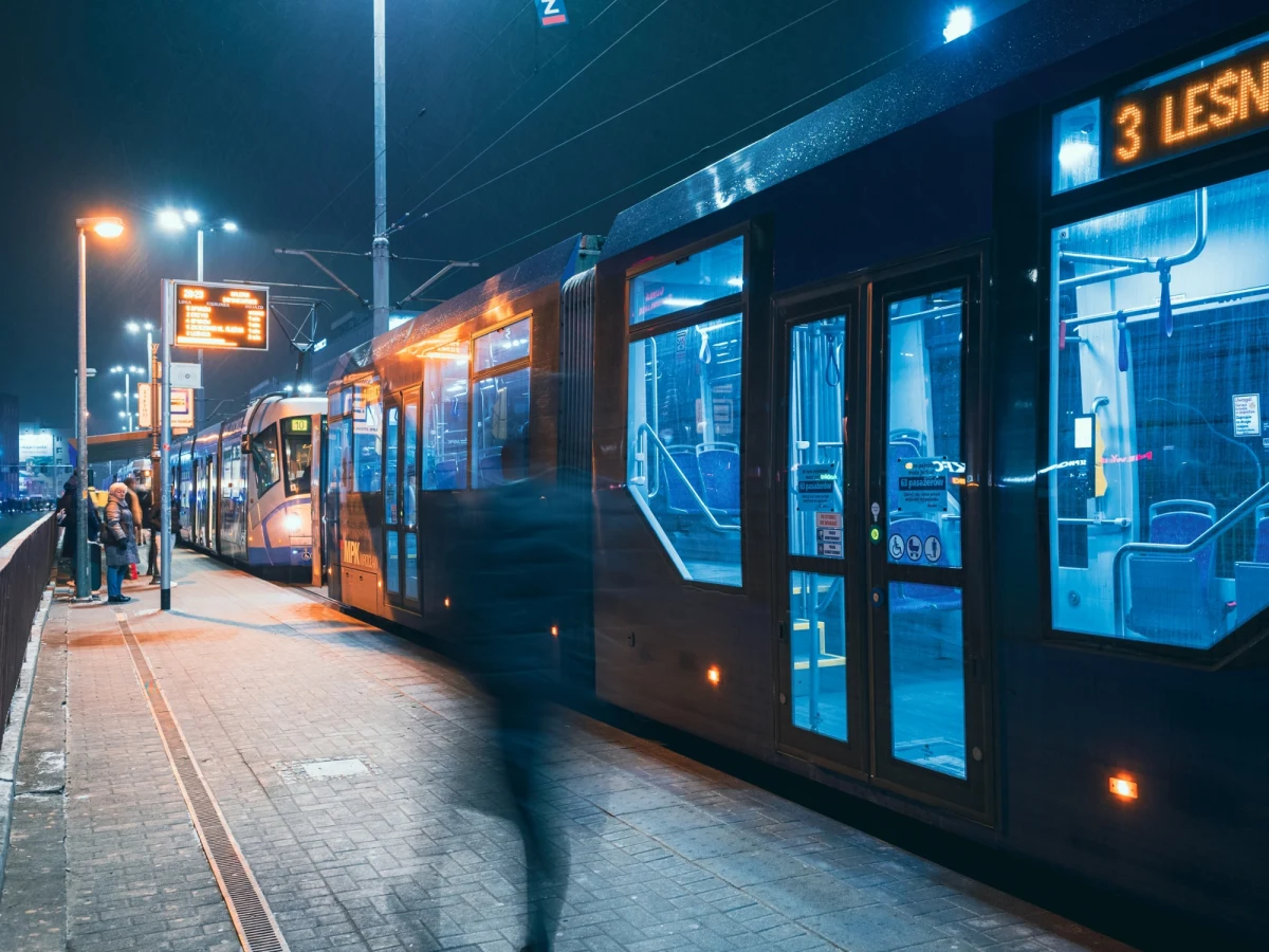 MPK we Wrocławiu przeprasza za niedopuszczalne zachowanie motorniczego. W piątkowe popołudnie mężczyzna, który kierował tramwajem linii 12, na pl. Strzegomskim pokłócił się z kierowcą busa i groził mu bronią gazową. 