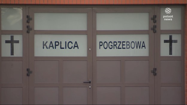 Makabryczna pomyłka na pogrzebie w Warszawie. Tuż przed ceremonią, rodzina odkryła, że w trumnie leży ktoś inny. Doszło do zamiany ciał. Dom pogrzebowy odmówił rozmowy, ale będzie się tłumaczył przed policją, która wszczęła śledztwo w tej sprawie. Dla ''Wydarzeń'' Magdalena Hykawy.