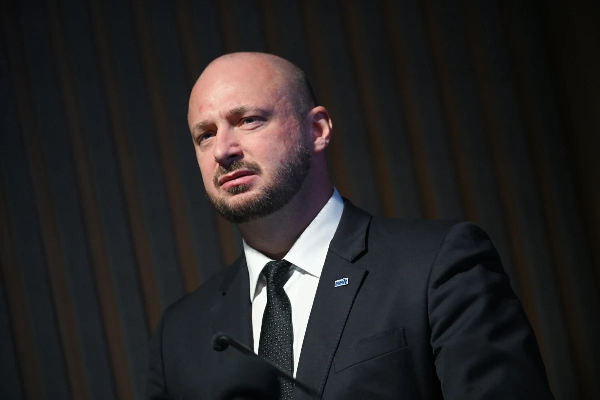 Szef Biura Bezpieczeństwa Narodowego Jacek Siewiera złożył na ręce prezydenta Andrzeja Dudy rezygnację ze sprawowanej funkcji. W sobotę poinformowała o tym szefowa Kancelarii Prezydenta Małgorzata Paprocka. Powodem decyzji są plany osobiste ministra – dodała urzędniczka. Reporter RMF FM ustalił nieoficjalnie, że Siewiera ma trafić do międzynarodowej rady państw basenu Morza Bałtyckiego. Szef MON Władysław Kosiniak-Kamysz jest zainteresowany wykorzystaniem doświadczenia szefa BBN-u Jacka Siewiery – przekazał RMF FM rzecznik MON Janusz Sejmej. 