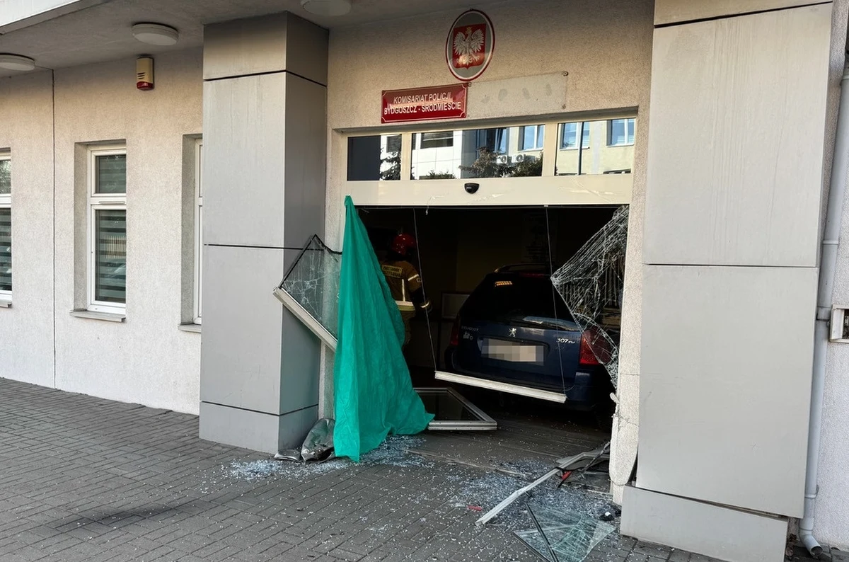 Prokuratura postawiła zarzuty 45-letniemu Gruzinowi, który w piątek wjechał samochodem do komisariatu policji Bydgoszcz-Śródmieście. Śledczy nie skierowali do sądu wniosku o tymczasowe aresztowanie mężczyzny. 
