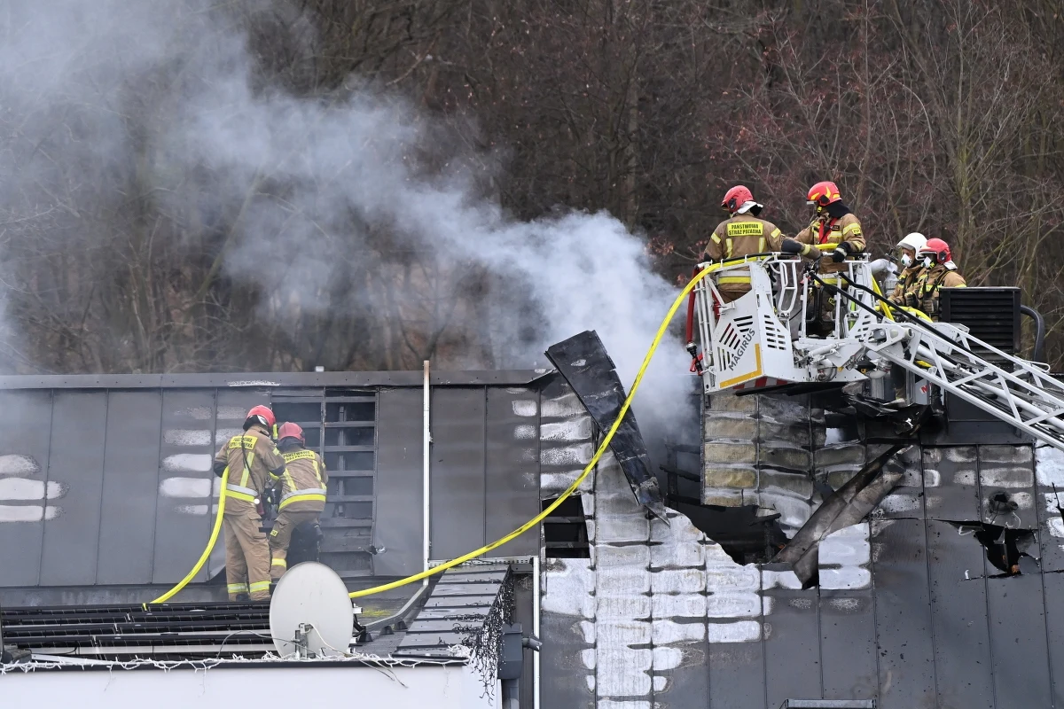 Płonął dach restauracji przy ul. Spółdzielczej w Gdyni w Pomorskiem. Z budynku ewakuowano łącznie 60 osób. Nie ma informacji o osobach poszkodowanych.