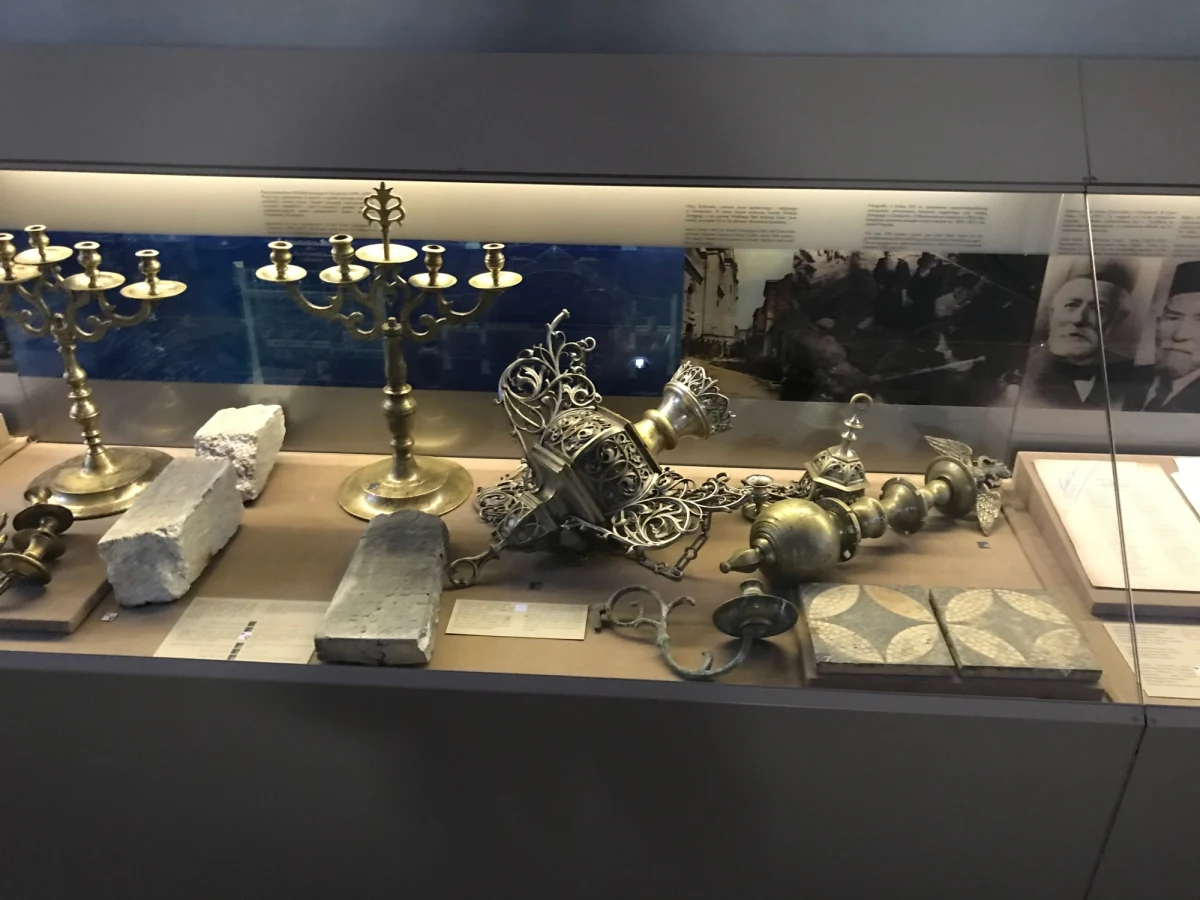 Jutro przypada 80. rocznica wyzwolenia niemieckiego nazistowskiego obozu koncentracyjnego i zagłady Auschwitz. Warto przypomnieć, że przed II wojną światową w Oświęcimiu ponad połowę mieszkańców stanowili Żydzi. Dziś pamiątki po nich można obejrzeć w tamtejszym Muzeum Żydowskim Oszpicin.