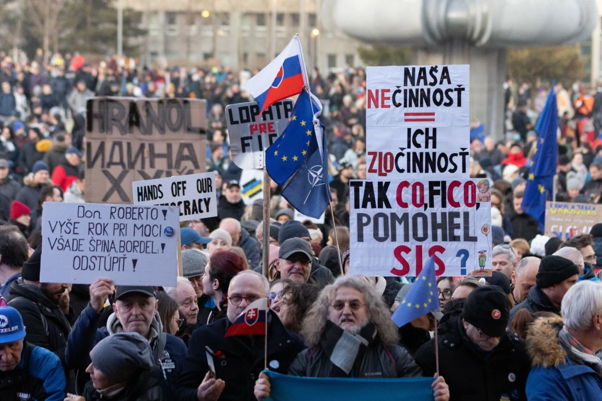 Premier Słowacji Robert Fico odrzucił apele dziesiątek tysięcy demonstrantów w całym kraju, którzy w piątek domagali się jego dymisji. W słowackiej telewizji powiedział w sobotę, że zmiana rządu może dokonać się poprzez wybory, a nie pod wpływem ulicznych protestów. Zapowiedział również to, że poprze premiera Węgier Viktora Orbana, który zamierza zawetować przedłużenie unijnych sankcji nałożonych na Rosję.