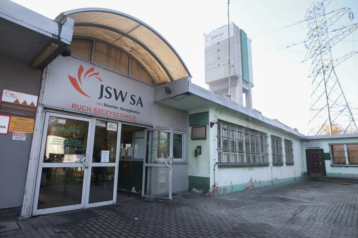 Nie żyje kolejny, trzeci górnik, który doznał ciężkich poparzeń w wypadku w kopalni Knurów-Szczygłowice. 29-latek zmarł w sobotę po godz. 20. Kilka godzin wcześniej, po godz. 16, Centrum Leczenia Oparzeń w Siemianowicach Śląskich powiadomiło, że zmarł inny z górników leczonych po zapaleniu metanu w tej kopalni, 31-latek. Jak dowiedział się reporter RMF FM, obaj mężczyźni mieli poparzone ok. 80 proc. ciała. W większości były to oparzenia 3. stopnia. 