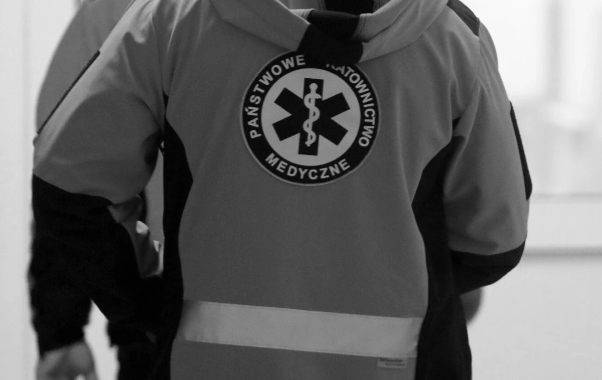 Tragiczne zdarzenie w Siedlcach (woj. mazowieckie). Zmarł 62-letni ratownik medyczny raniony nożem w czasie udzielania pomocy - poinformował w sobotę reporter RMF FM. Napastnik został zatrzymany przez policję. Późnym wieczorem służby powiadomiły RMF FM, że drugi ratownik został ranny w nadgarstek, a sprawca, który najprawdopodobniej jest pod wpływem alkoholu, przebywa obecnie w szpitalu i jest pilnowany przez policję. Ma zostać przesłuchany w niedzielę, gdy wytrzeźwieje.