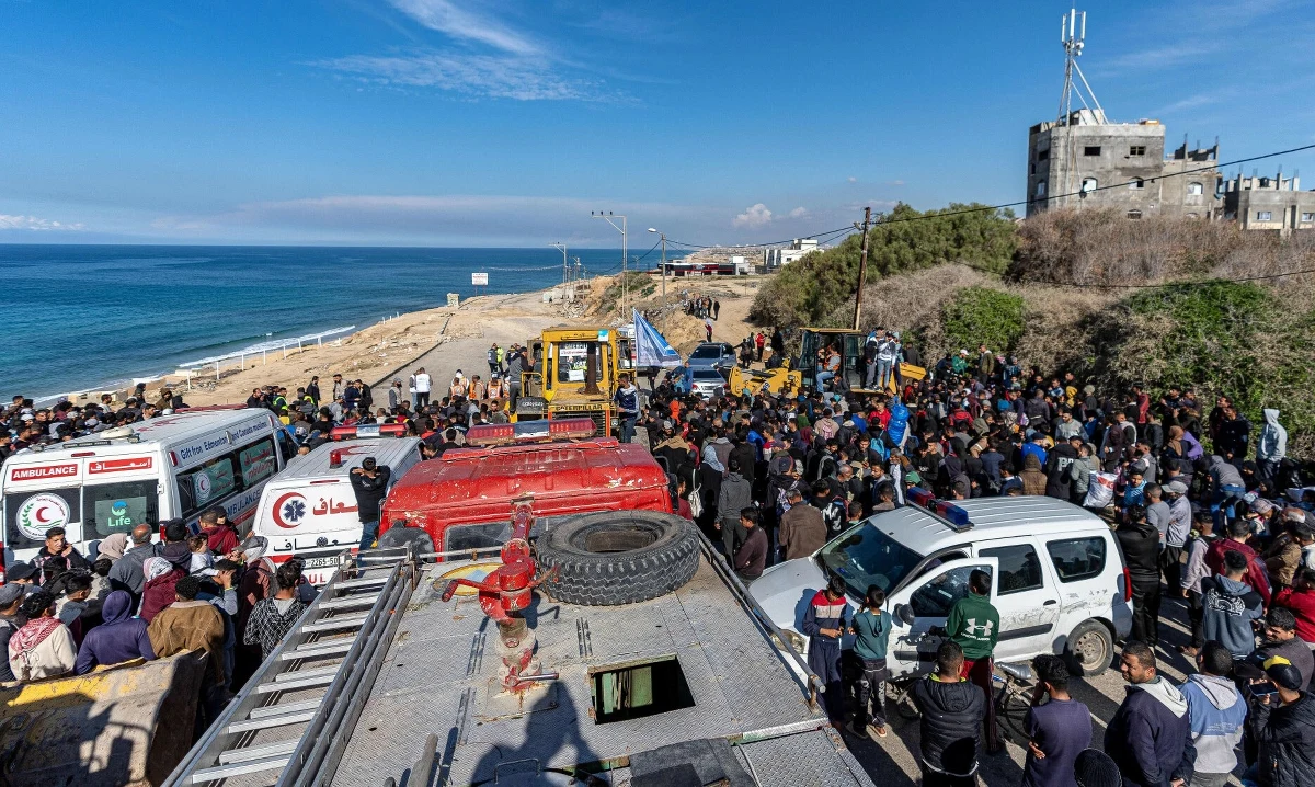 Tysiące przesiedlonych Palestyńczyków wciąż nie może powrócić do swoich domów w północnej części Strefy Gazy po tym, jak Izrael oskarżył Hamas o złamanie warunków zawieszenia broni. Tysiące ludzi utknęło na drodze Al-Rashid.