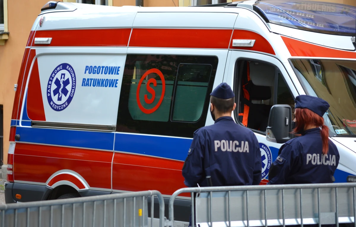 Natychmiastowych i zdecydowanych działań, aby przeciwdziałać agresji wobec ratowników medycznych, żąda Ogólnopolski Związek Zawodowy Ratowników Medycznych. To reakcja na tragiczne wydarzenia, do których doszło w sobotę w mazowieckich Siedlcach, gdzie pijany mężczyzna zaatakował ratowników medycznych nożem. Jeden z nich zmarł w szpitalu, a drugi jest ranny.