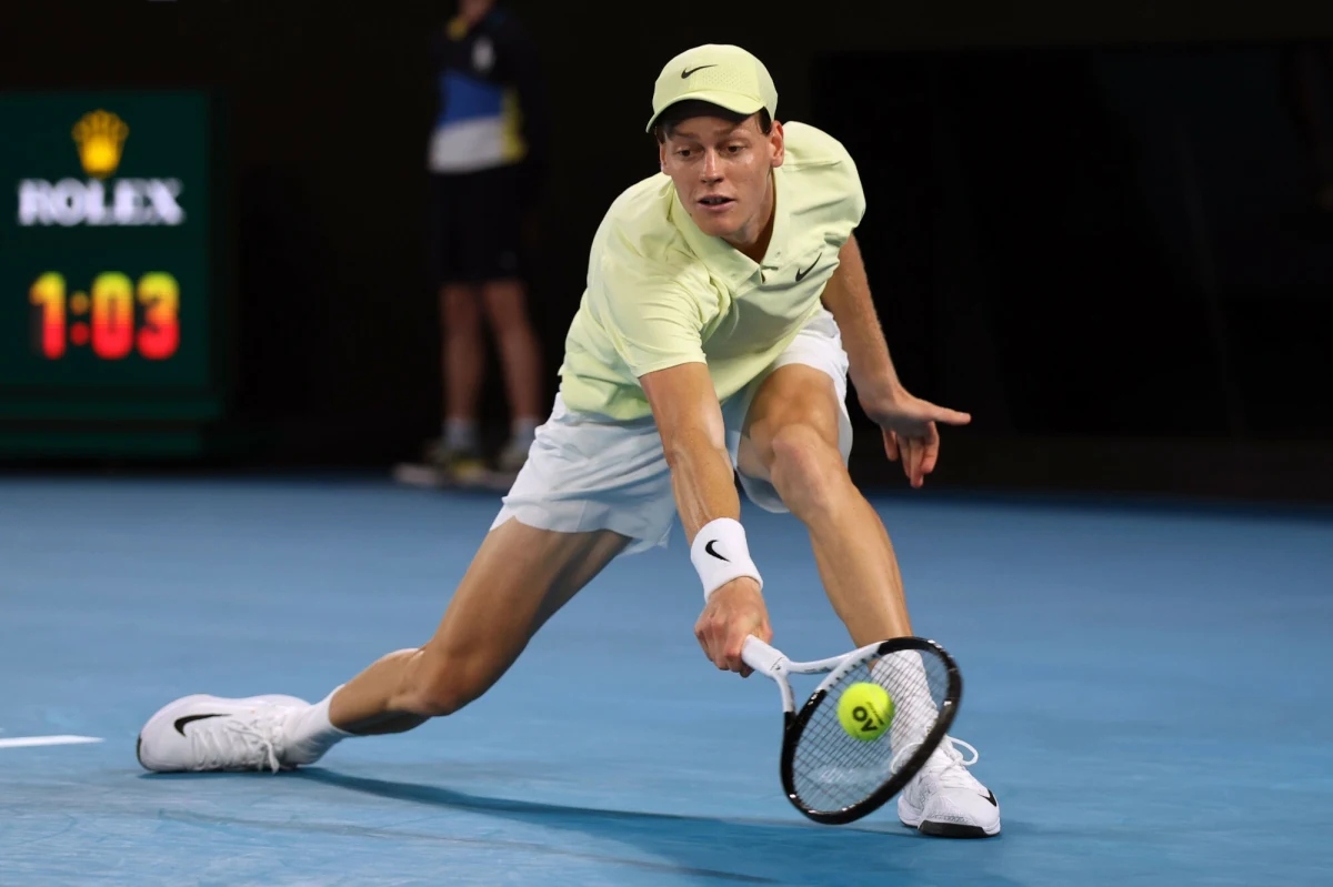 Jannik Sinner w trzech setach 6:3, 7:6 (7-4), 6:3 wygrał w finale wielkoszlemowego turnieju Australian Open z Niemcem Alexandrem Zverevem. Włoch tym samym obronił tytuł. Był to pierwszy od 2019 roku finał AO, w którym zagrało dwóch najwyżej rozstawionych tenisistów.