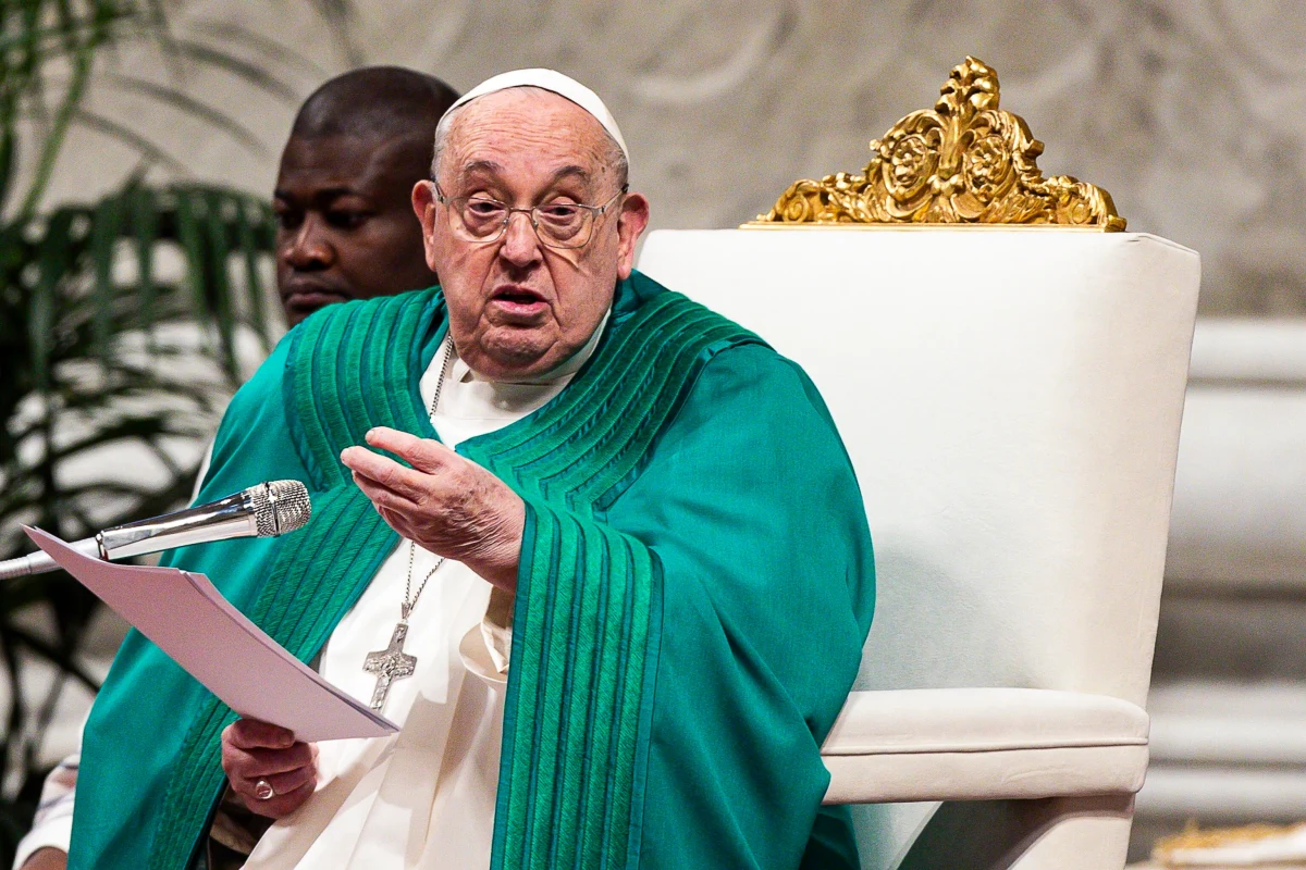 Papież Franciszek podczas niedzielnego spotkania z wiernymi w Watykanie odniósł się do obchodzonej jutro 80. rocznicy wyzwolenia niemieckiego nazistowskiego obozu zagłady Auschwitz. "Groza Holokaustu nie może być nigdy zapomniana ani zanegowana" - mówił Ojciec Święty.