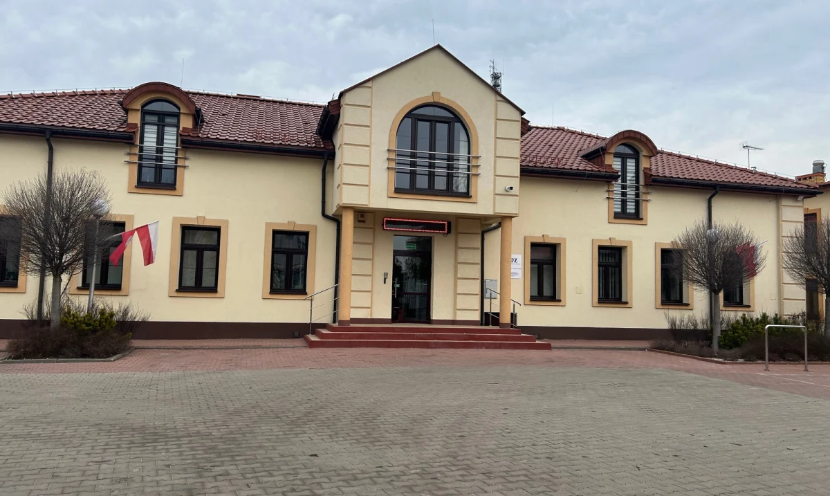 Jutro po południu przesłuchany zostanie sprawca śmiertelnego ataku na ratownika medycznego w Siedlcach - dowiedział się reporter RMF FM. 59-letni mężczyzna wczoraj wieczorem zaatakował nożem ratowników, którzy udzielali mu pomocy. Jeden z rannych zmarł w szpitalu. W poniedziałek ratownicy z całej Polski oddadzą hołd zabitemu koledze, uruchamiając syreny o godz. 17. 